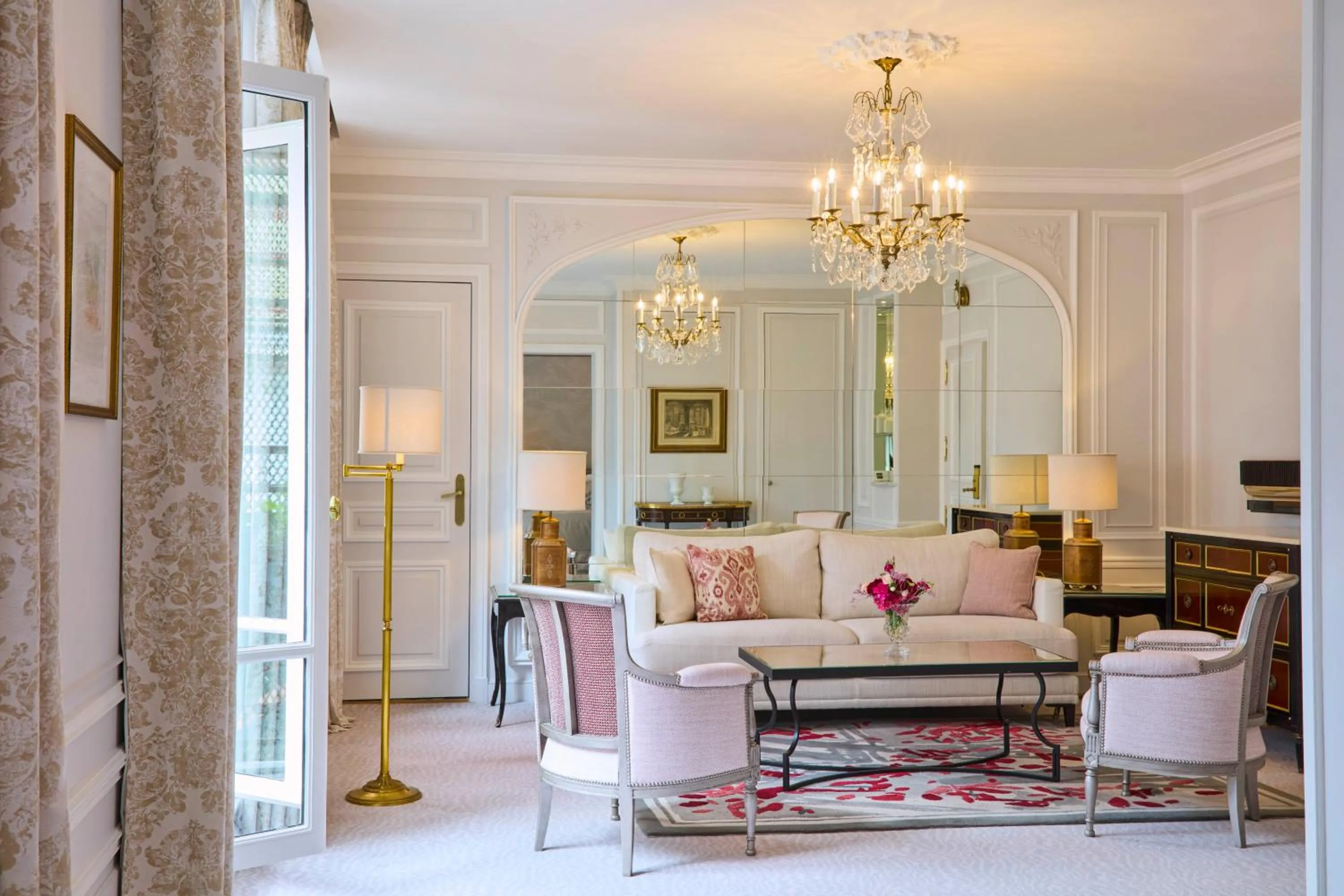 Living room in Hôtel Plaza Athénée - Dorchester Collection