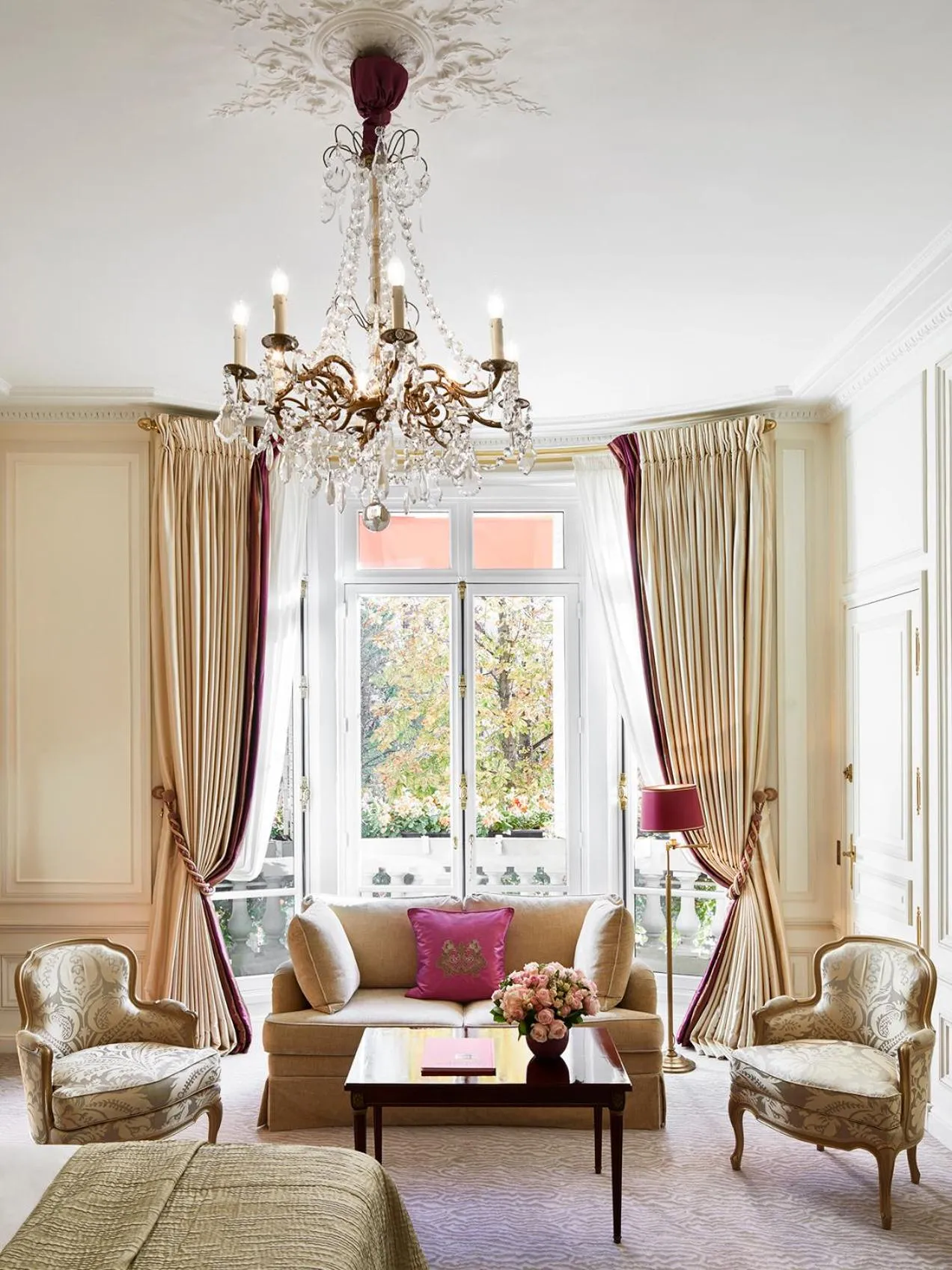 Living room, Bed in Hôtel Plaza Athénée - Dorchester Collection