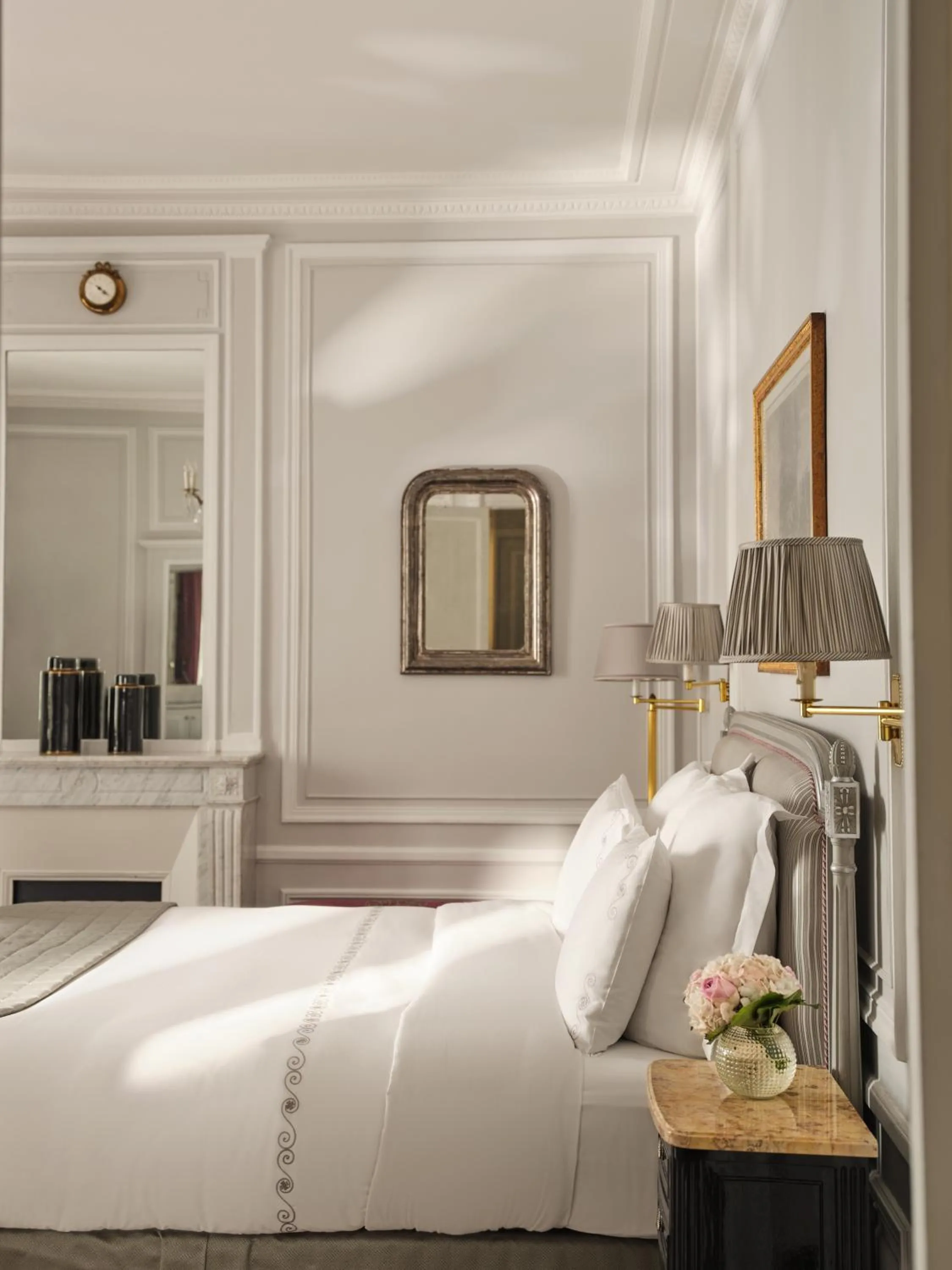 Bed in Hôtel Plaza Athénée - Dorchester Collection