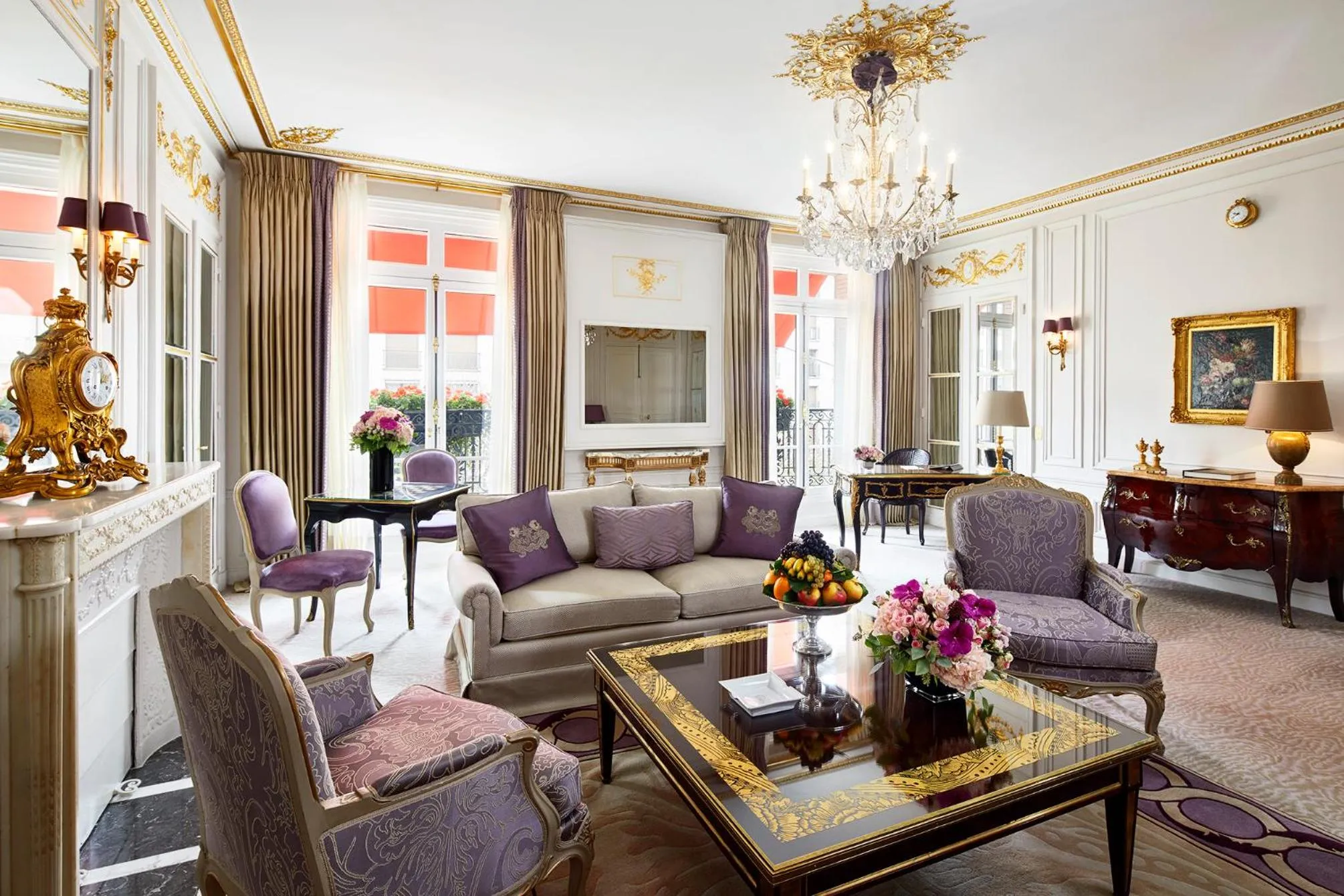 Living room in Hôtel Plaza Athénée - Dorchester Collection