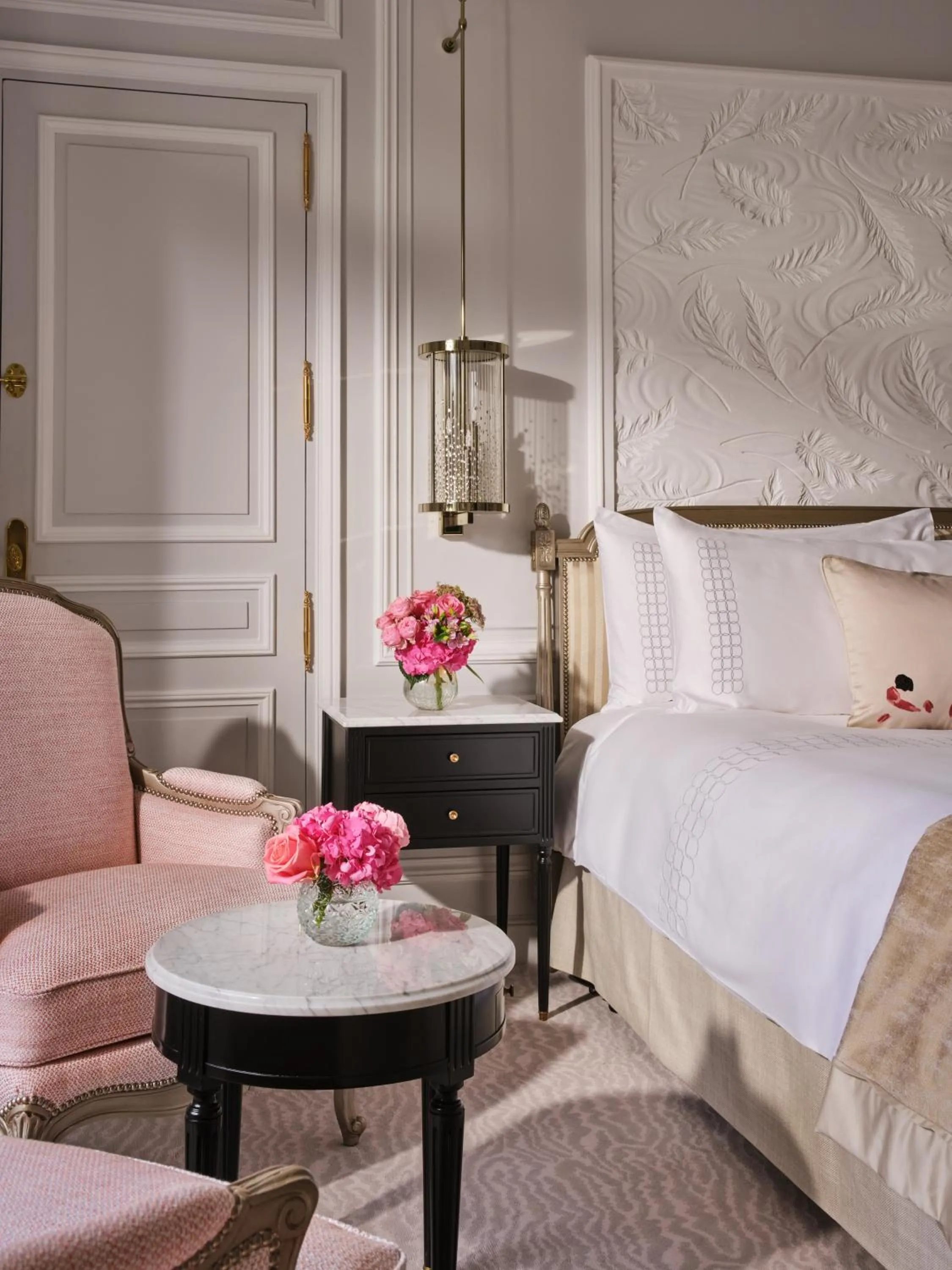 Bed in Hôtel Plaza Athénée - Dorchester Collection
