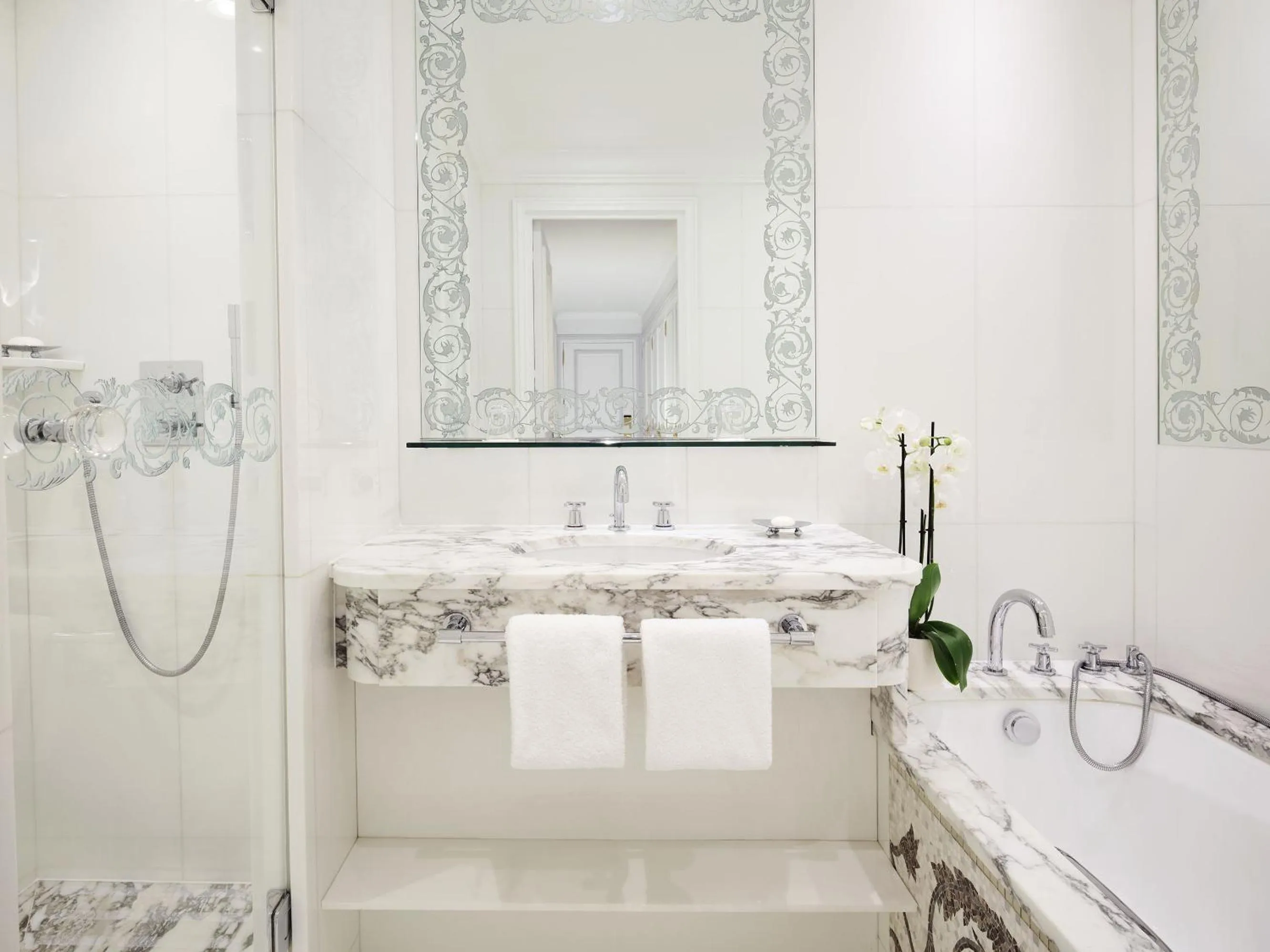 Bathroom in Hôtel Plaza Athénée - Dorchester Collection