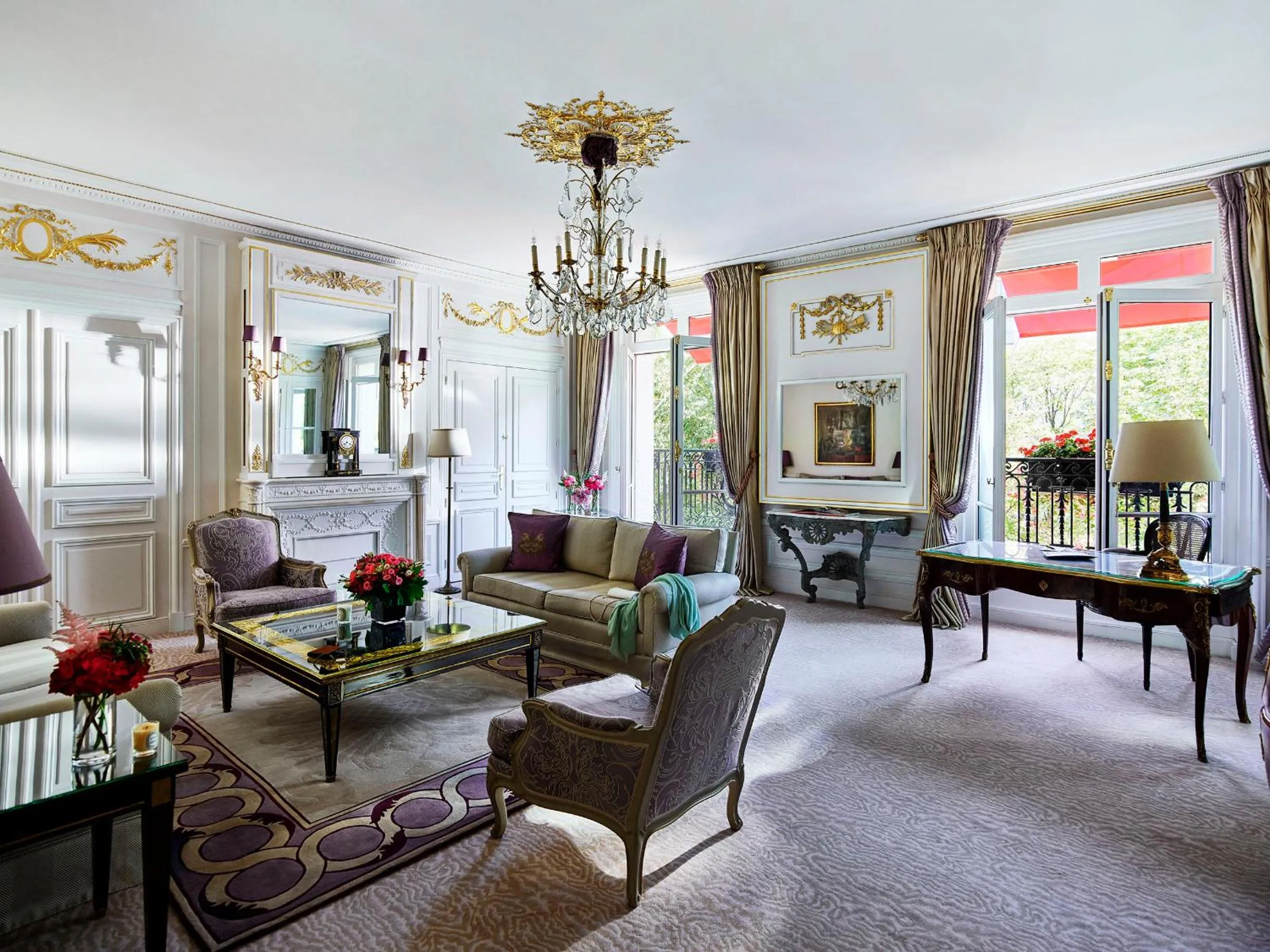 Living room in Hôtel Plaza Athénée - Dorchester Collection