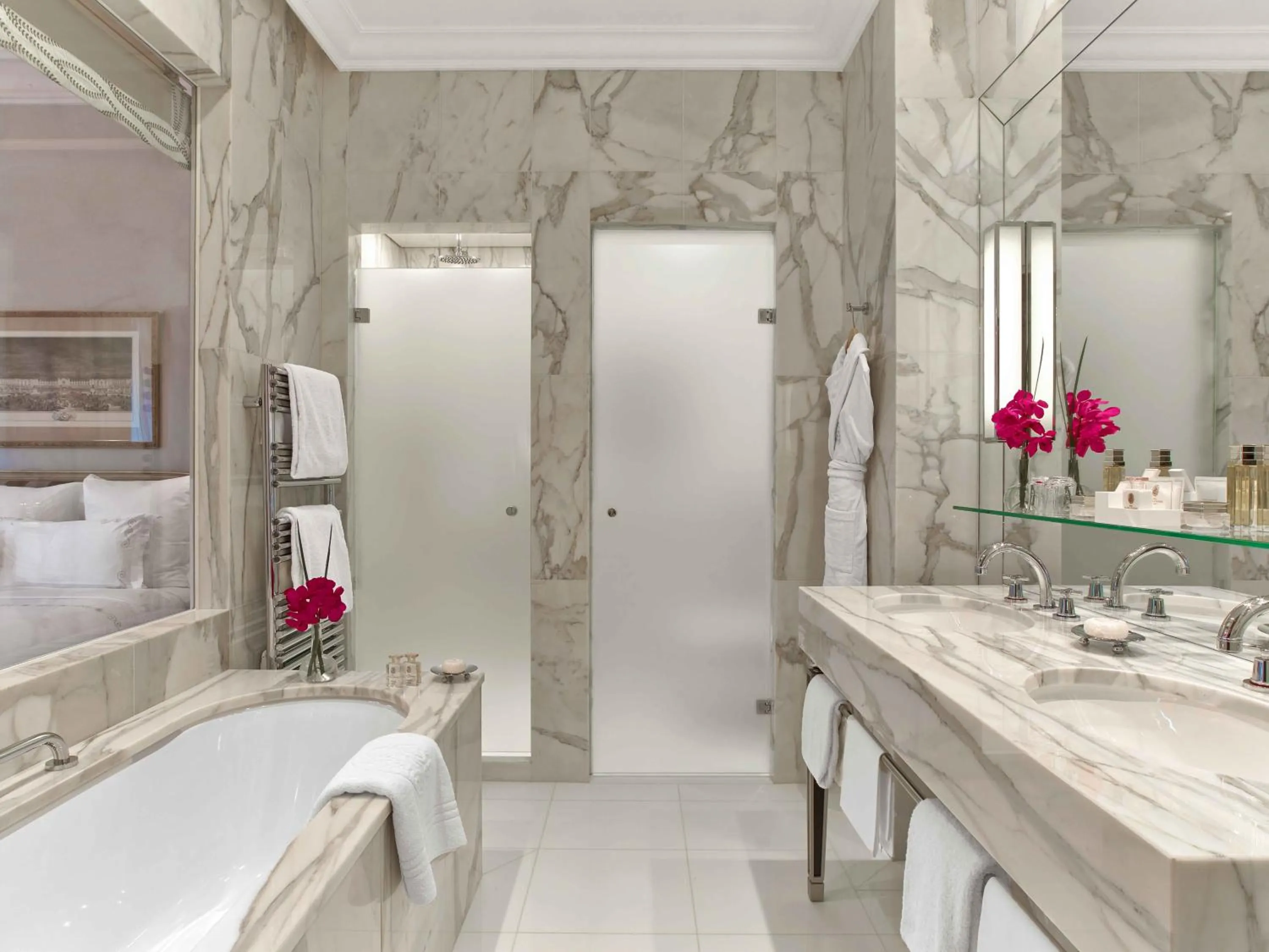 Bathroom in Hôtel Plaza Athénée - Dorchester Collection