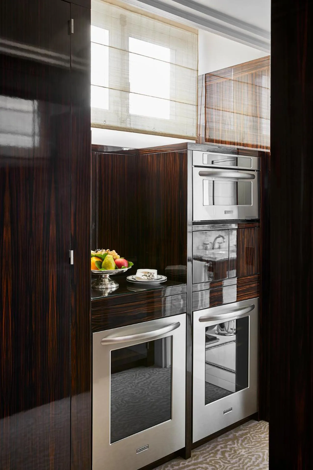 Kitchen or kitchenette in Hôtel Plaza Athénée - Dorchester Collection