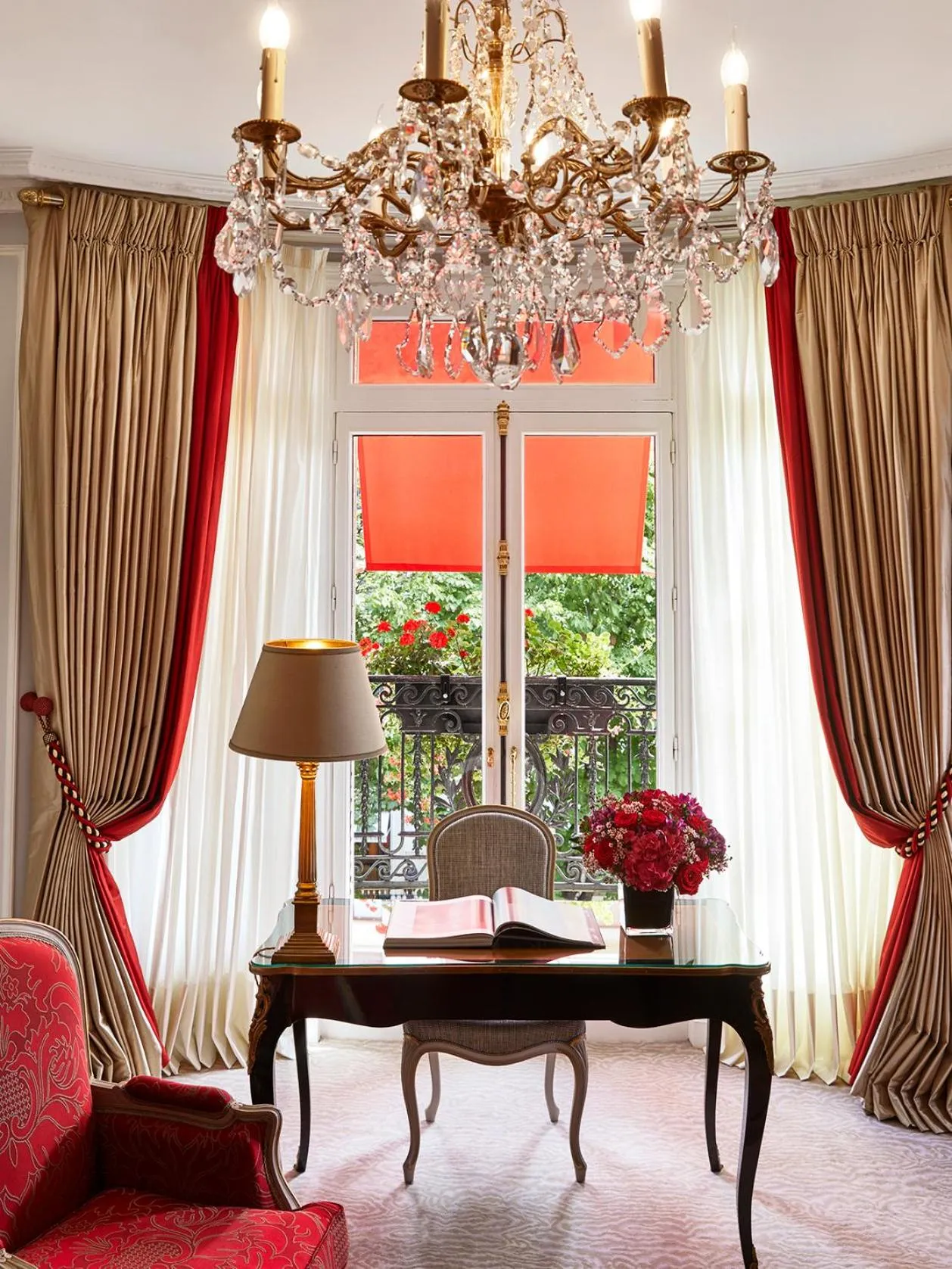 Living room in Hôtel Plaza Athénée - Dorchester Collection