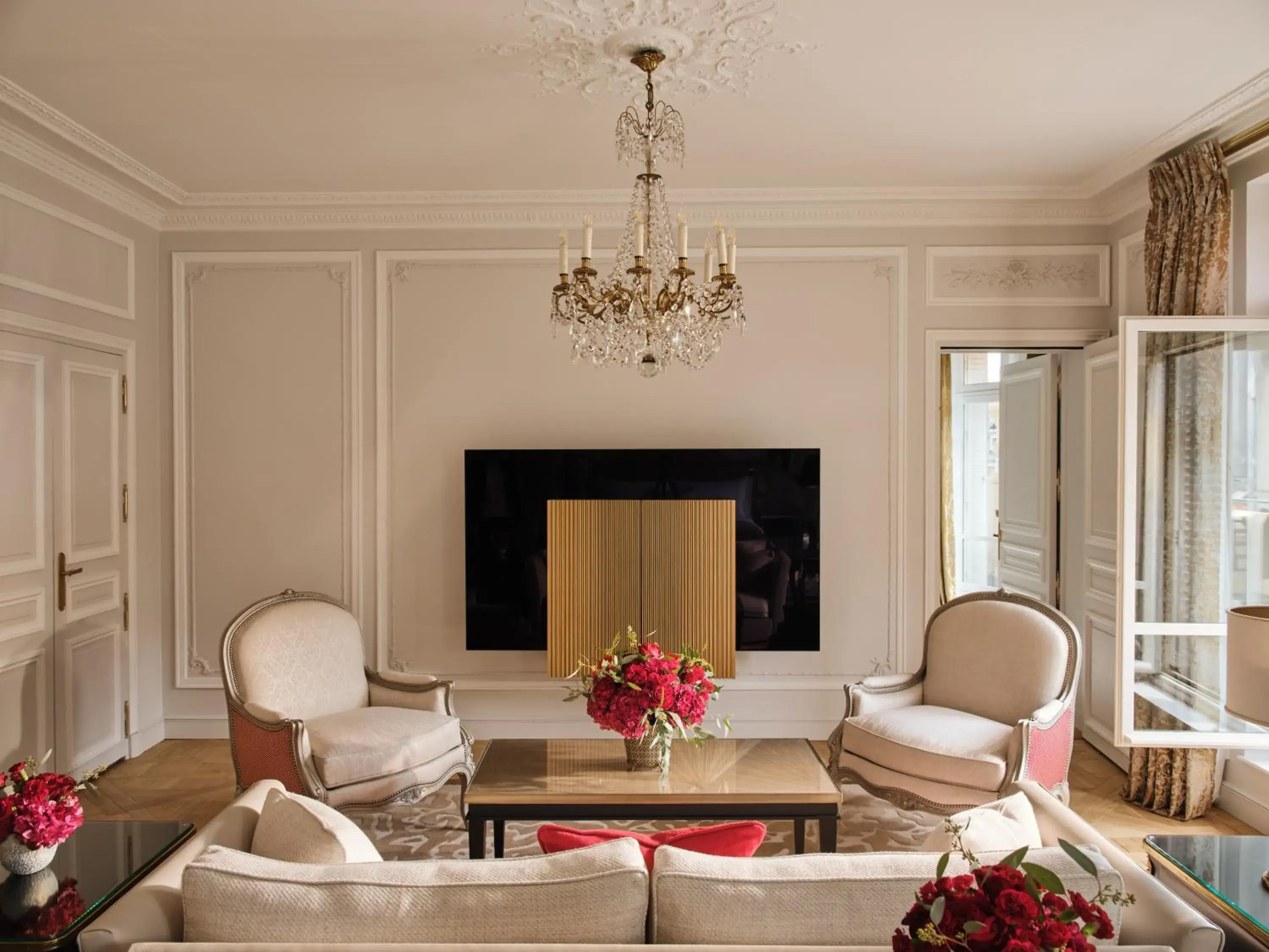 Living room in Hôtel Plaza Athénée - Dorchester Collection Living room in Hôtel Plaza Athénée - Dorchester Collection