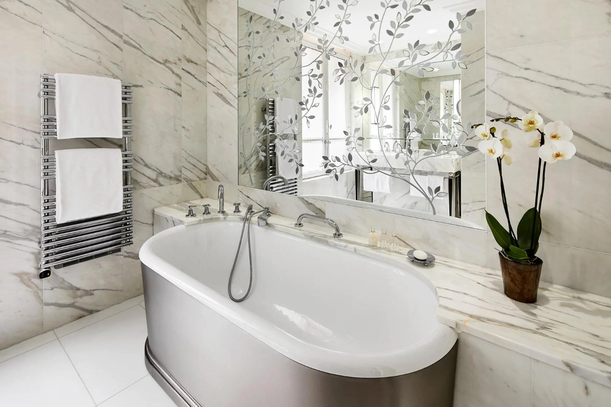 Bath in Hôtel Plaza Athénée - Dorchester Collection