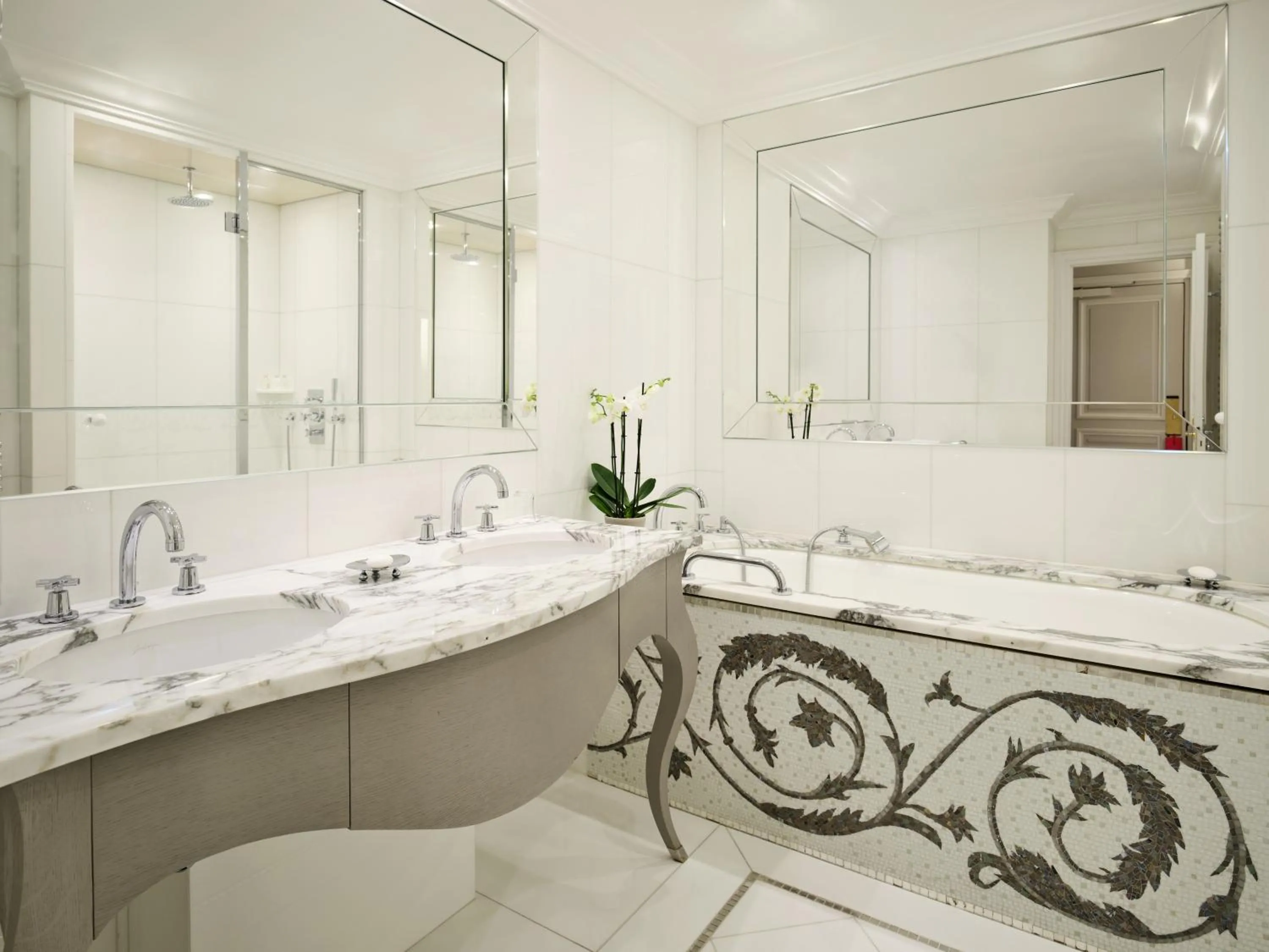 Bathroom in Hôtel Plaza Athénée - Dorchester Collection