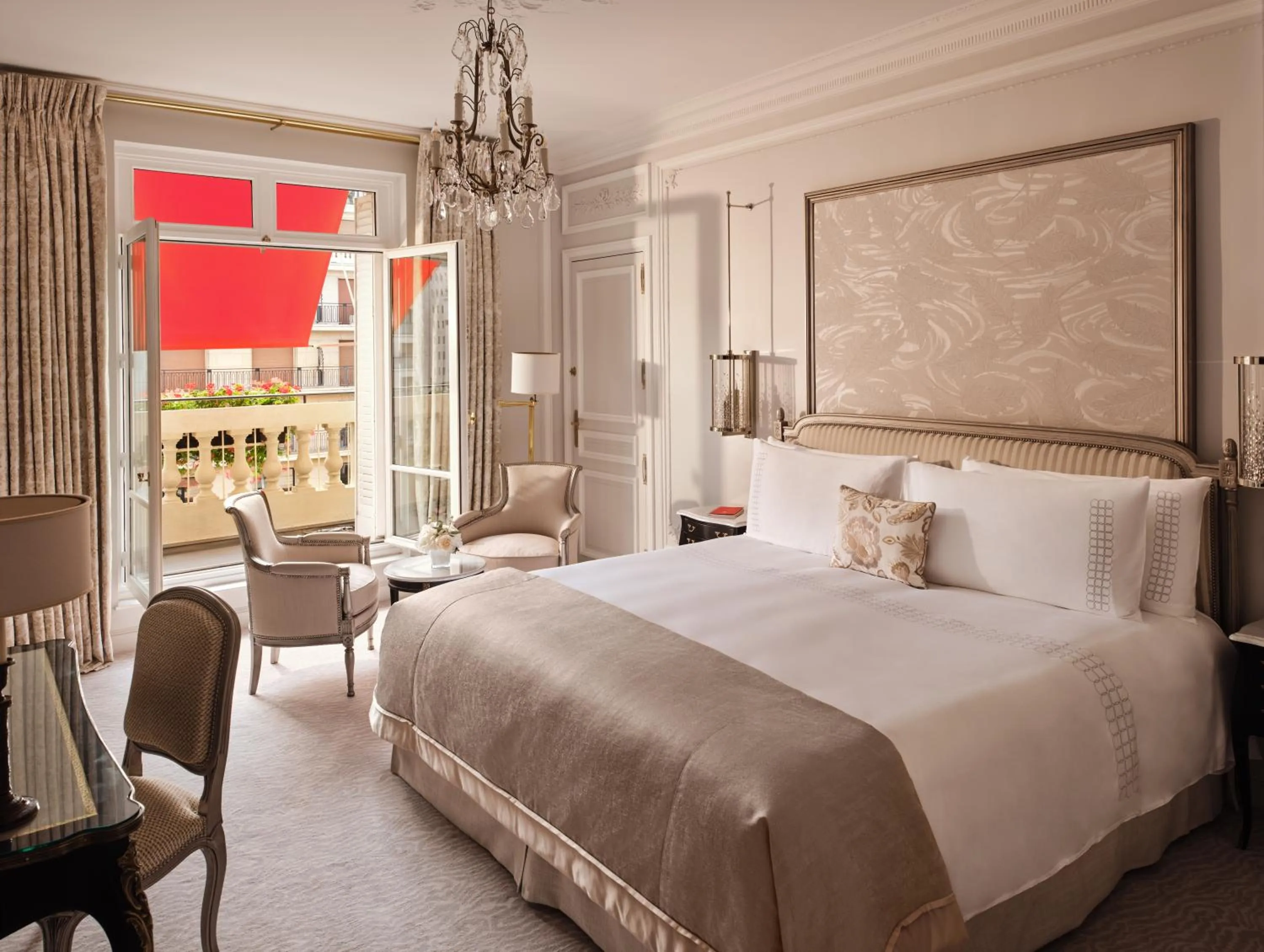 Photo of the whole room, Bed in Hôtel Plaza Athénée - Dorchester Collection