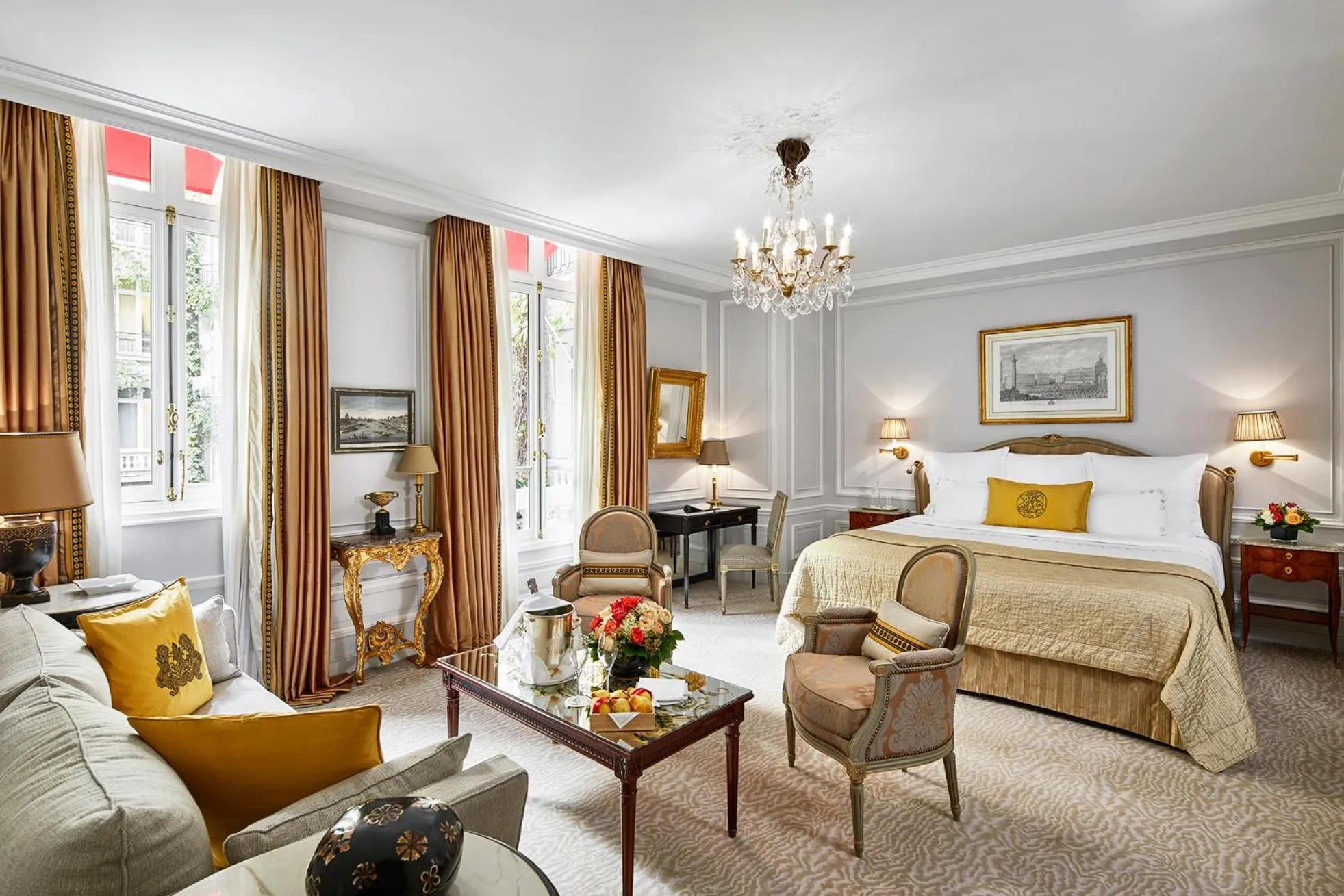 Photo of the whole room, Bed in Hôtel Plaza Athénée - Dorchester Collection