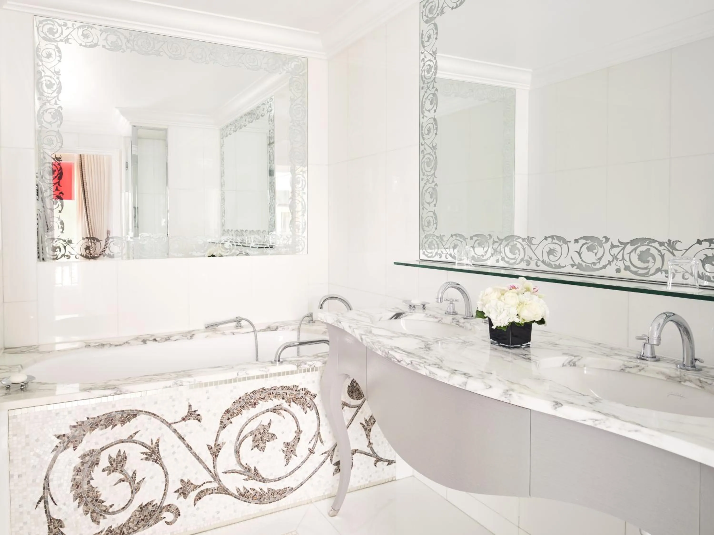 Bathroom in Hôtel Plaza Athénée - Dorchester Collection