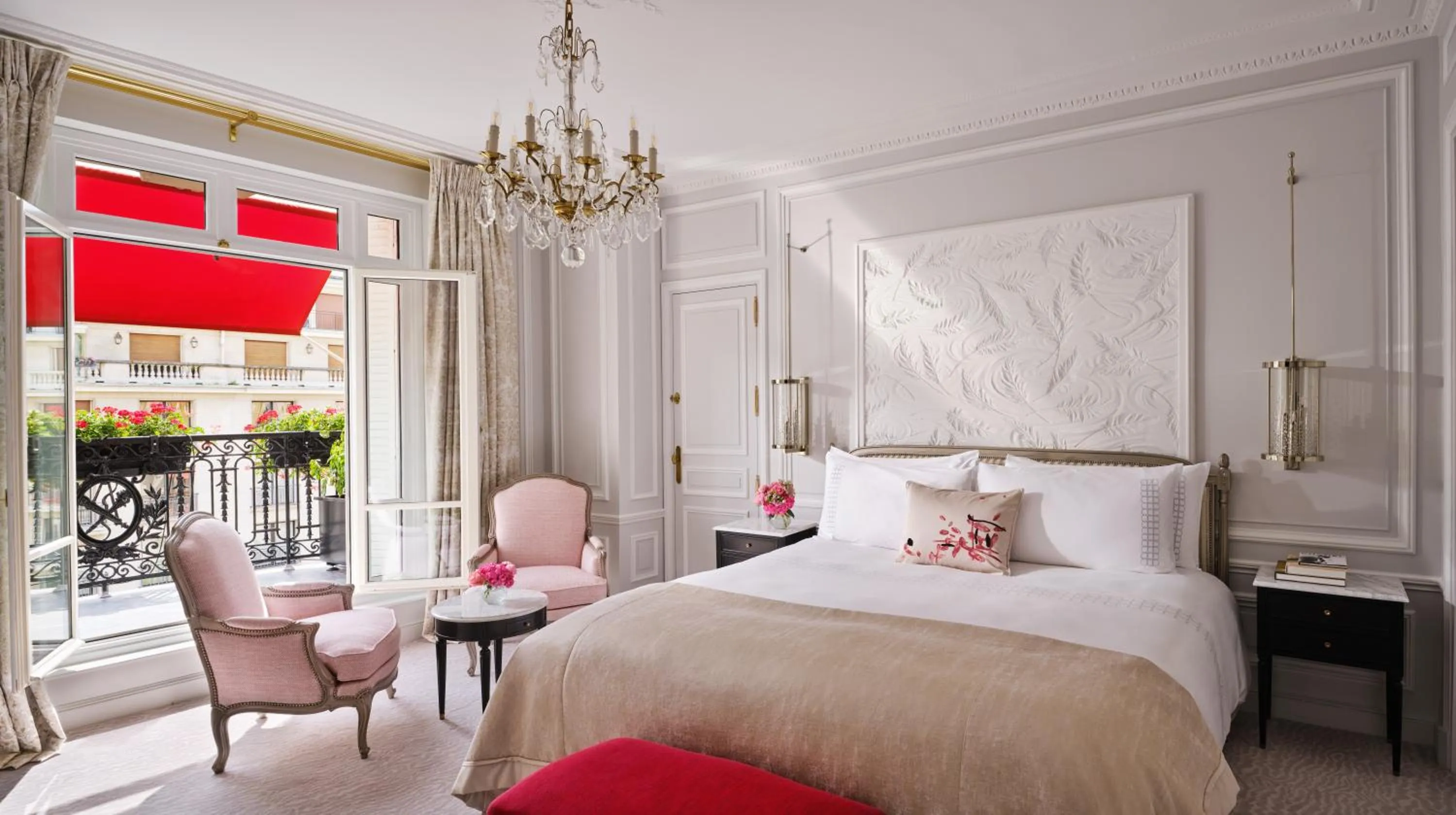 Photo of the whole room, Bed in Hôtel Plaza Athénée - Dorchester Collection