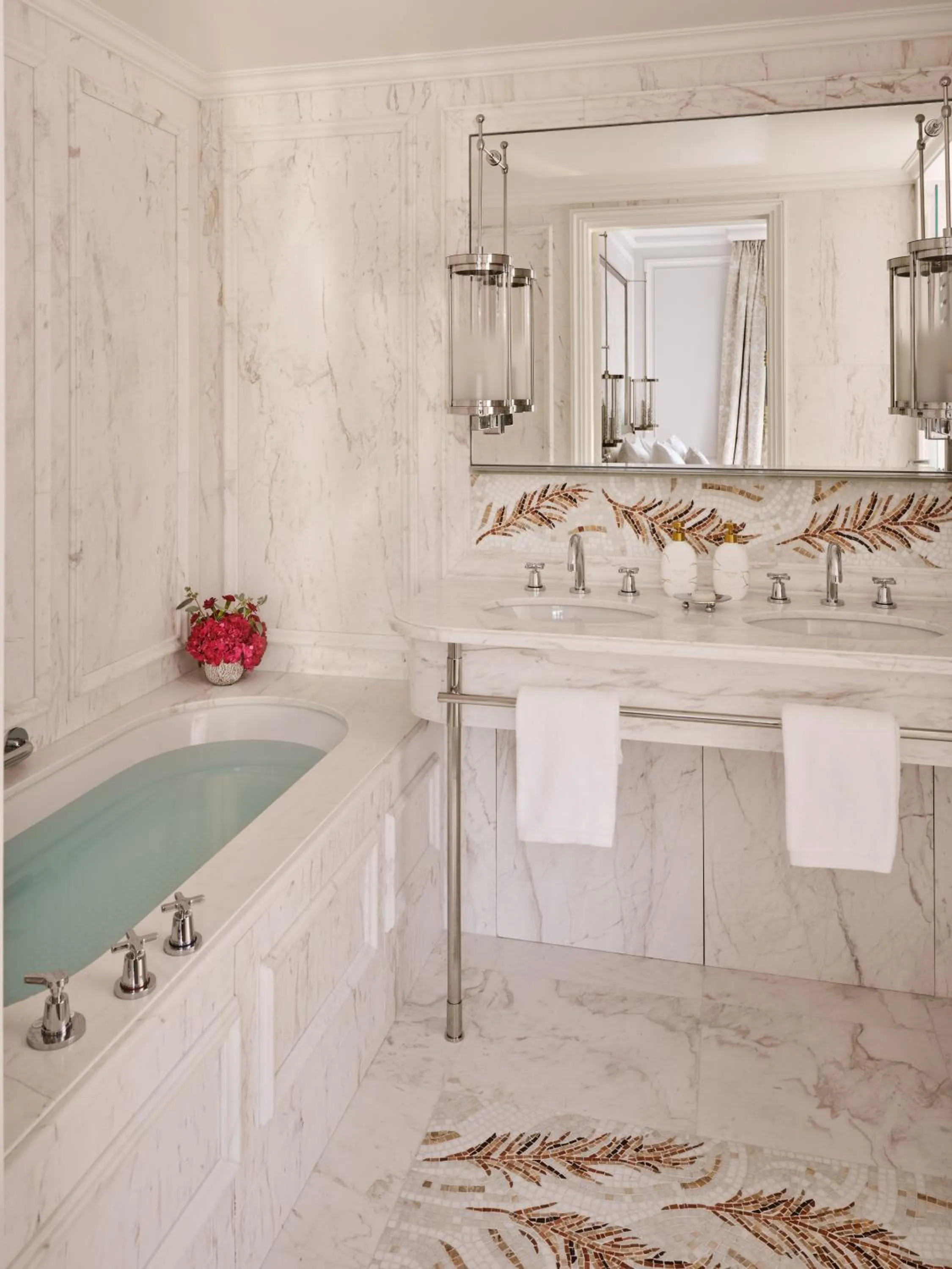 Bathroom in Hôtel Plaza Athénée - Dorchester Collection