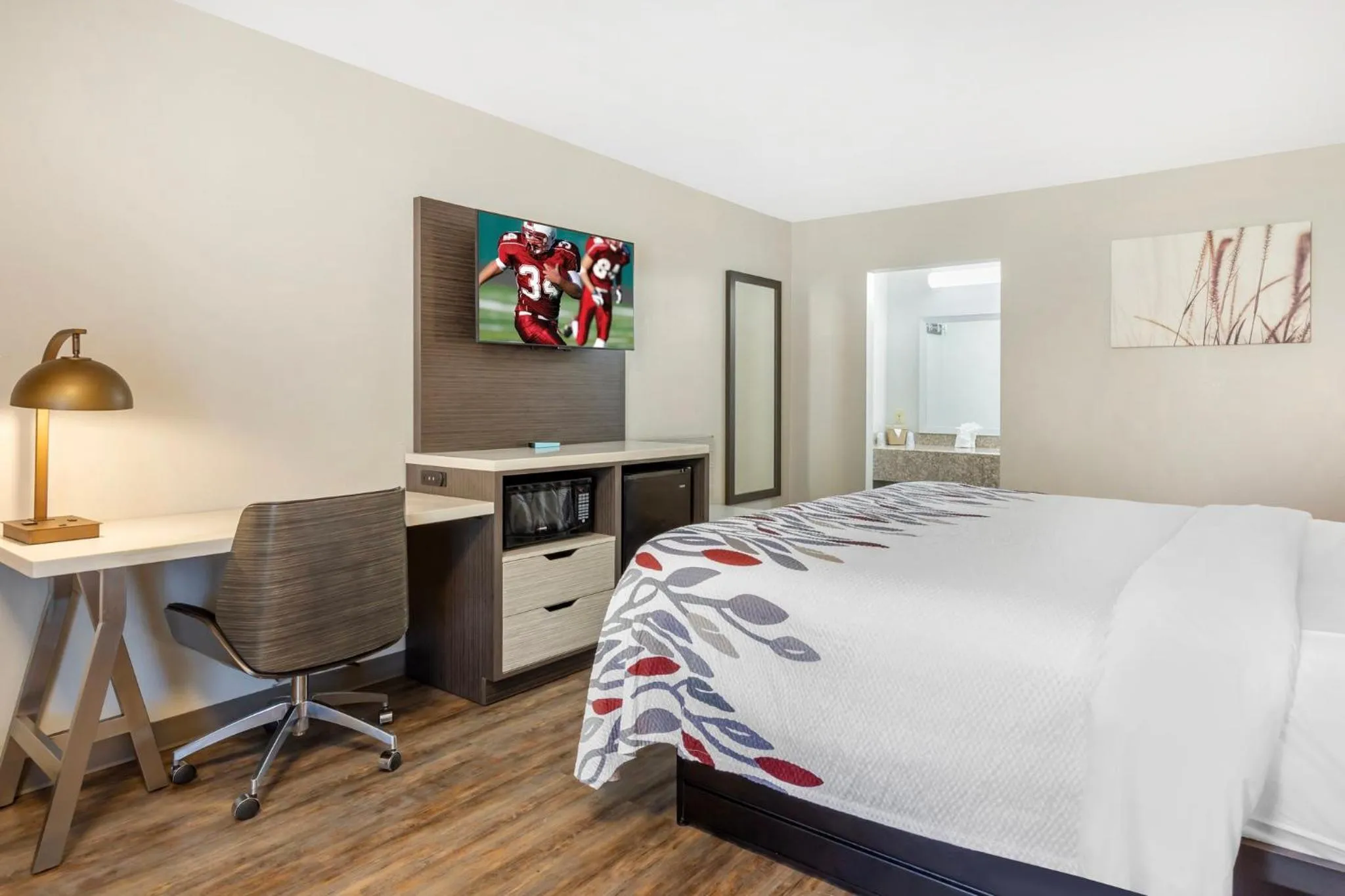 Photo of the whole room, Bed in Red Roof Inn Dunn