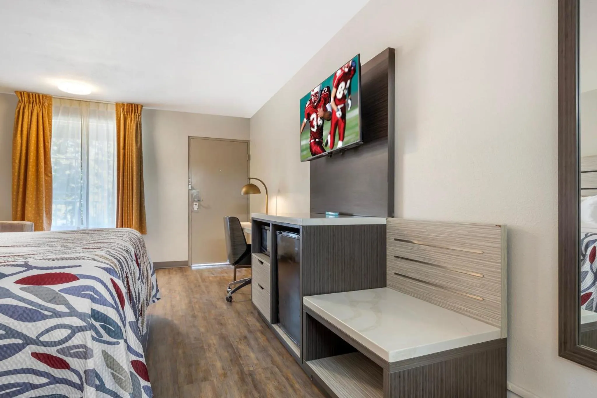 Photo of the whole room, Bed in Red Roof Inn Dunn