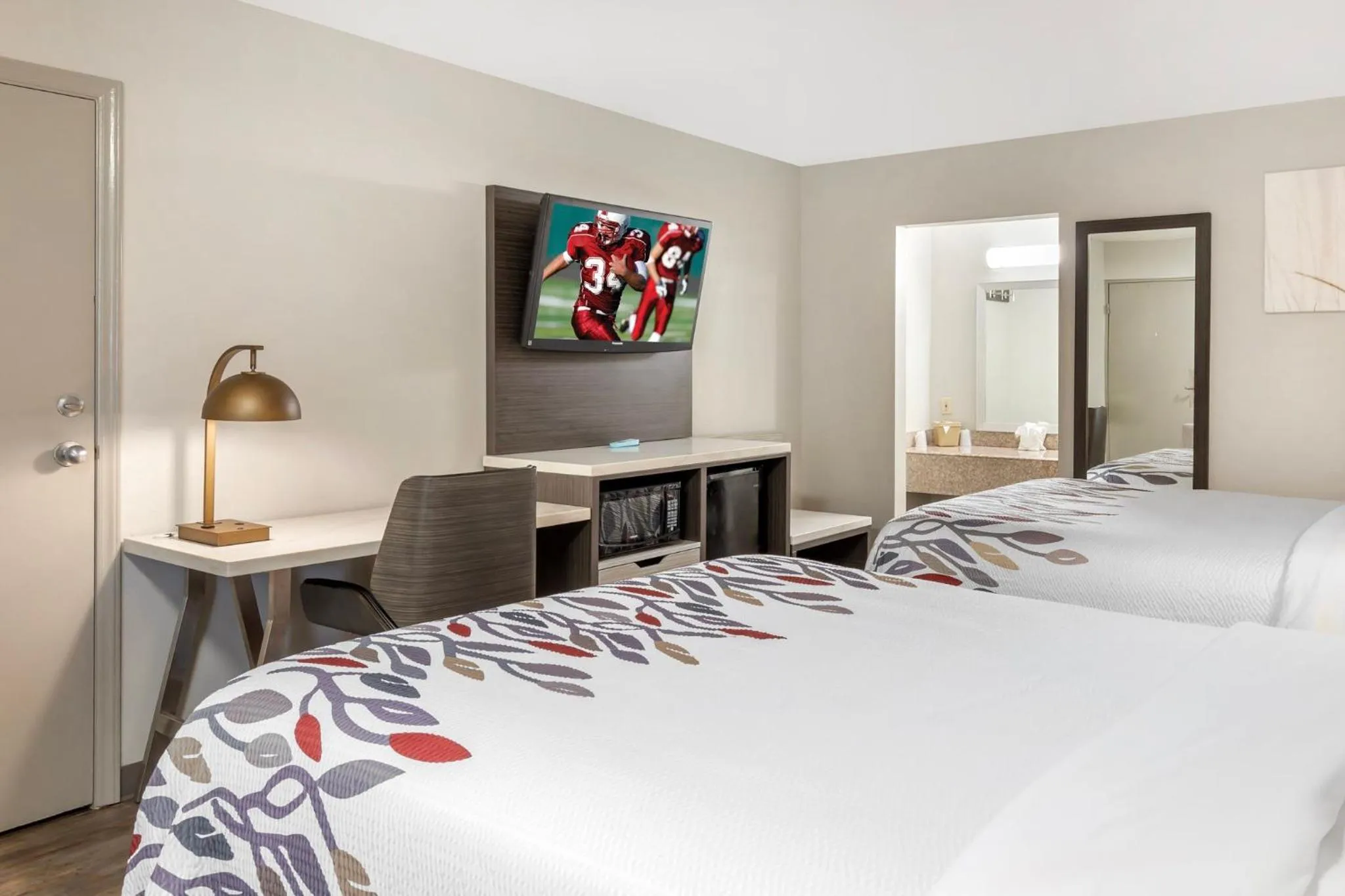 Photo of the whole room, Bed in Red Roof Inn Dunn