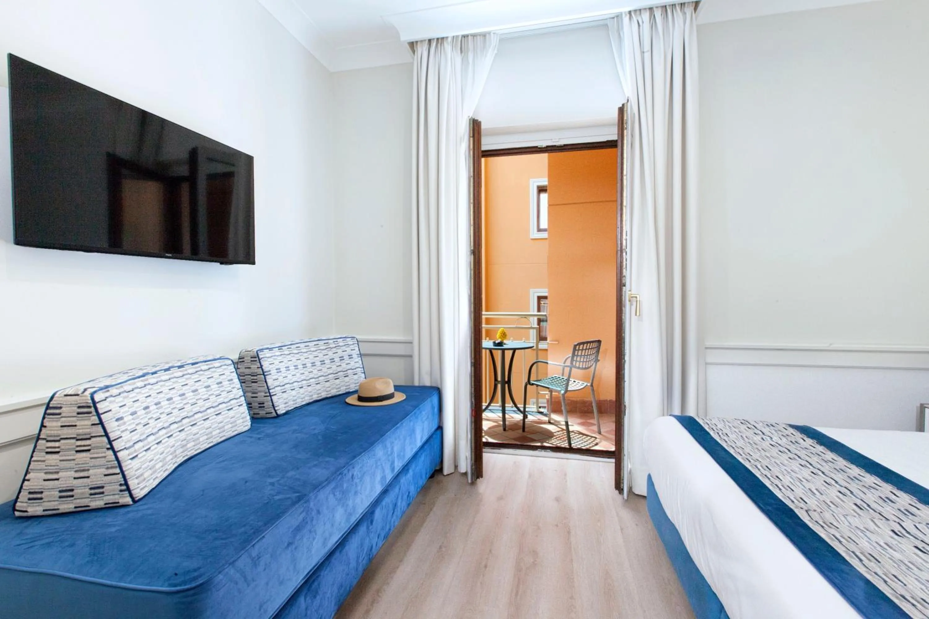 Photo of the whole room, Bed in Hotel Michelangelo