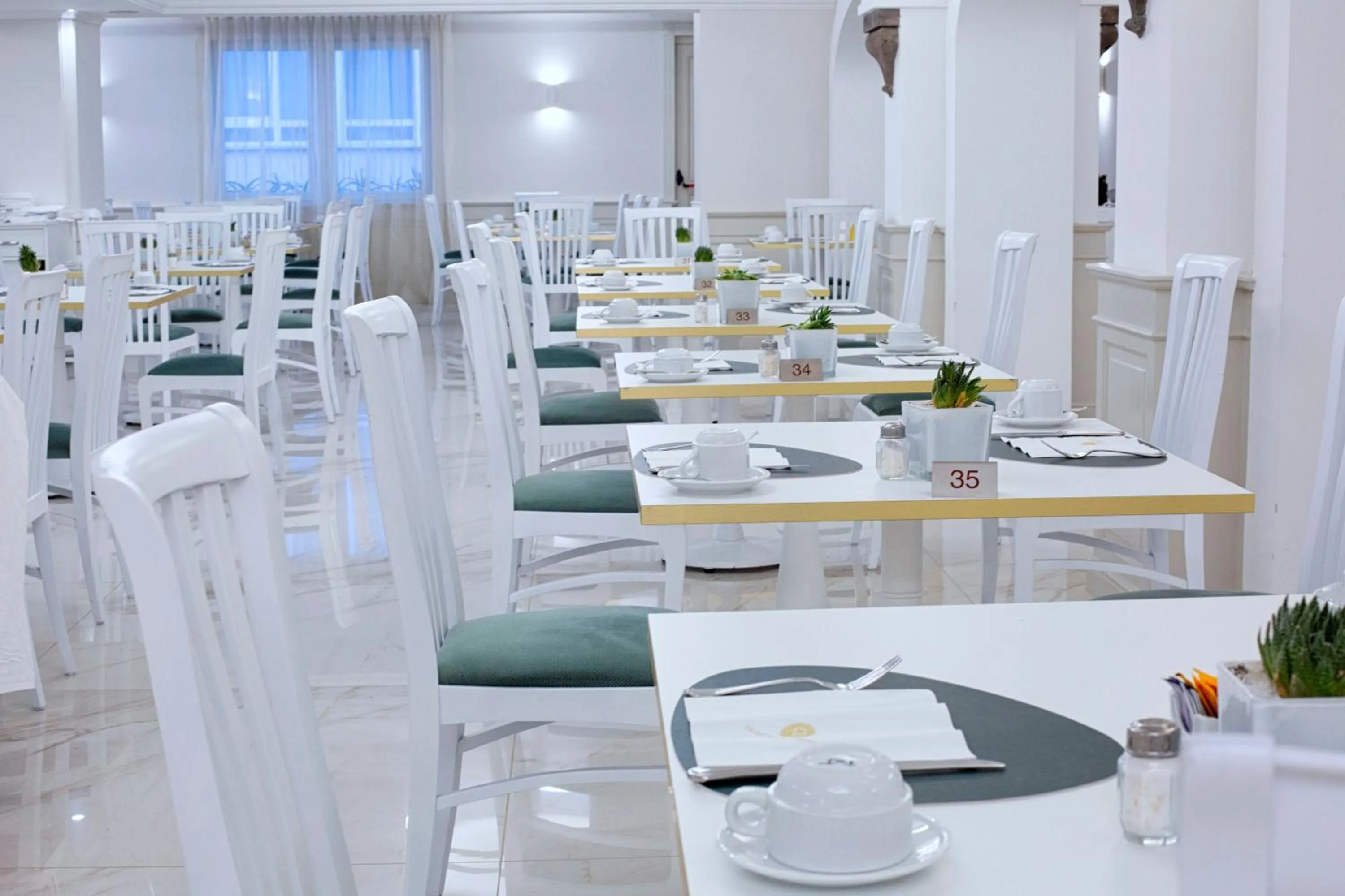 Restaurant/places to eat in Hotel Michelangelo