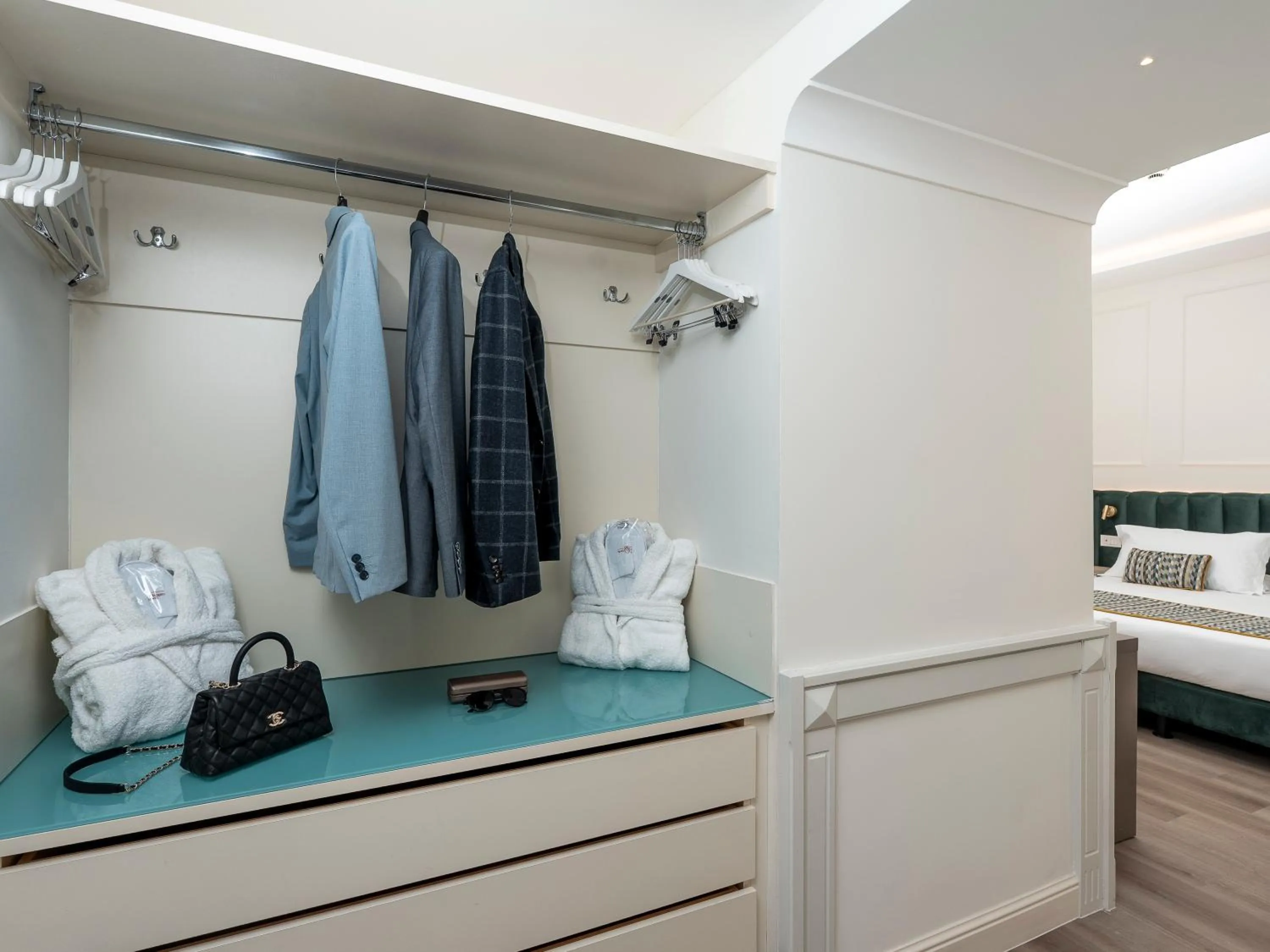 wardrobe, Bed in Hotel Michelangelo