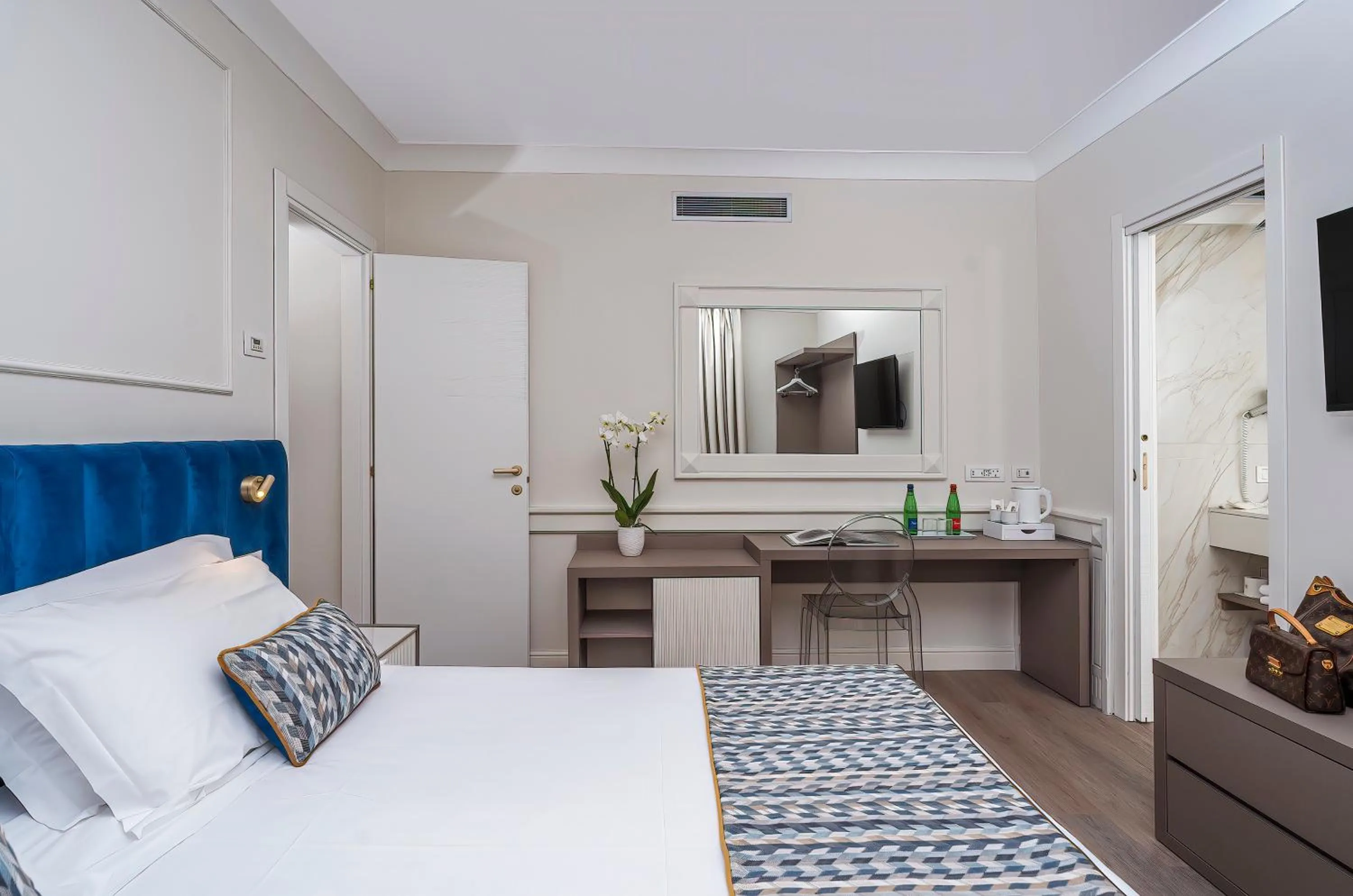 Photo of the whole room, Bed in Hotel Michelangelo