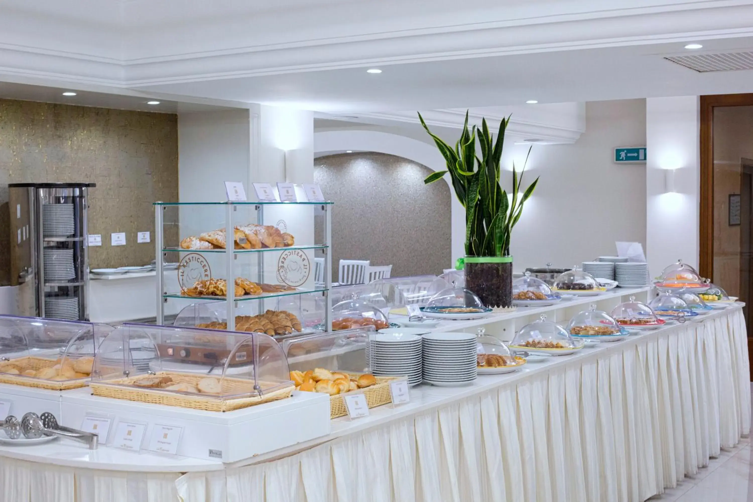 Restaurant/places to eat in Hotel Michelangelo Restaurant/places to eat in Hotel Michelangelo