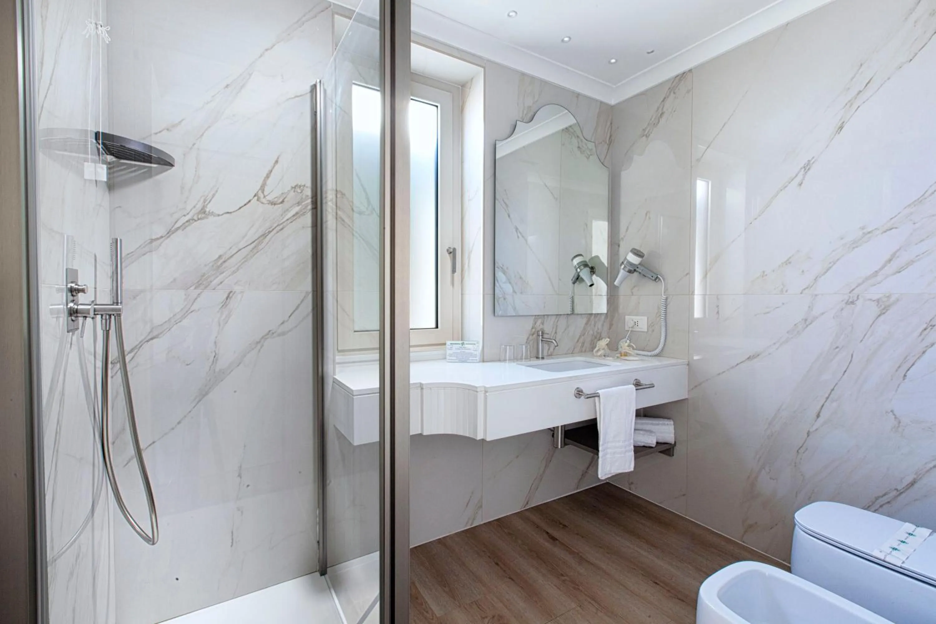 Shower in Hotel Michelangelo