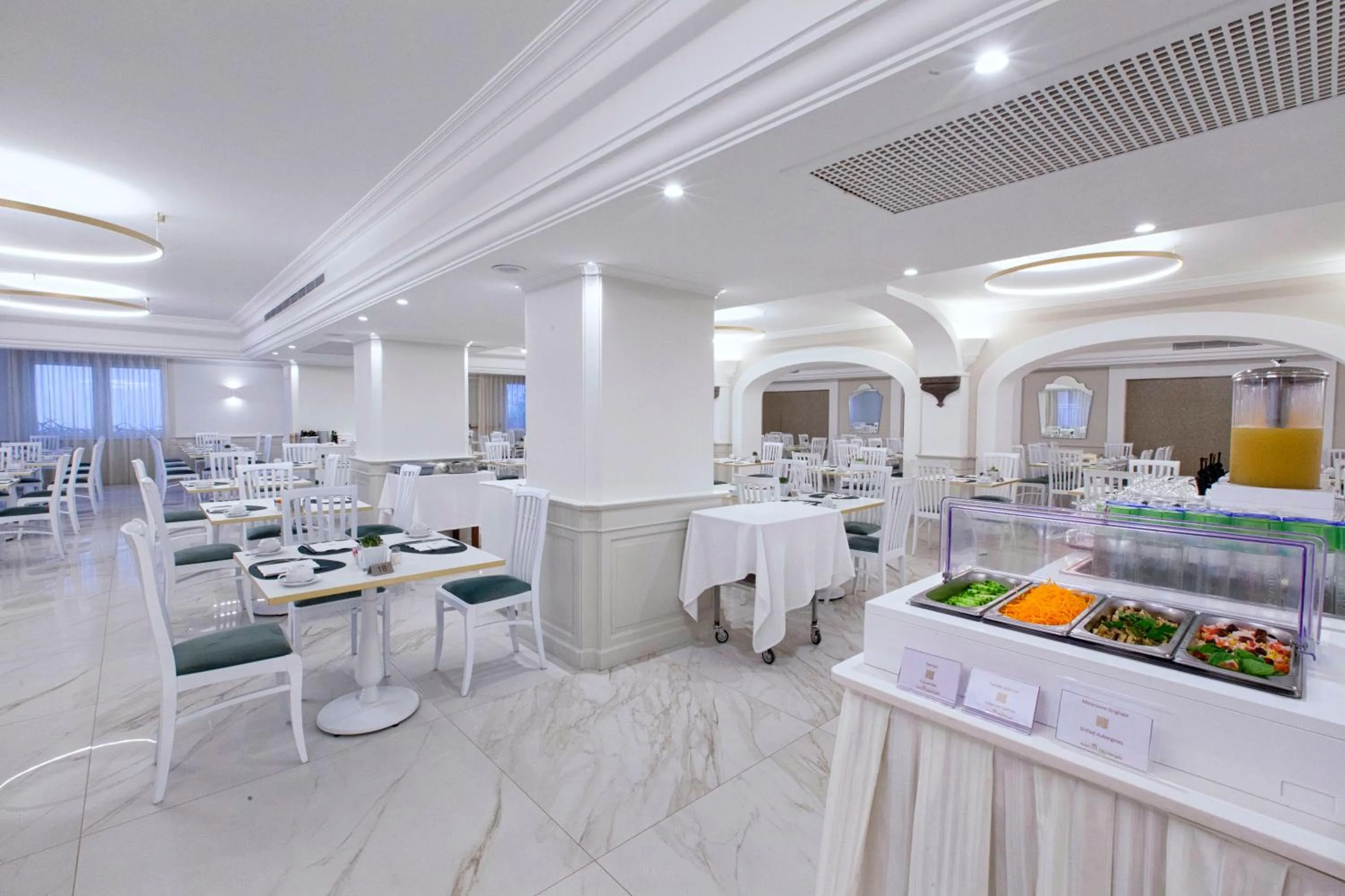 Restaurant/places to eat in Hotel Michelangelo