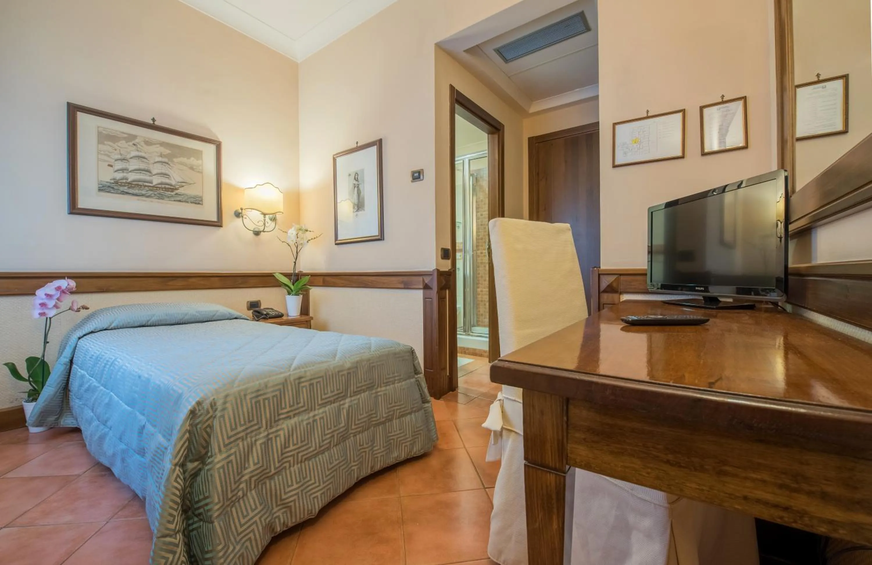 Photo of the whole room, Bed in Hotel Michelangelo