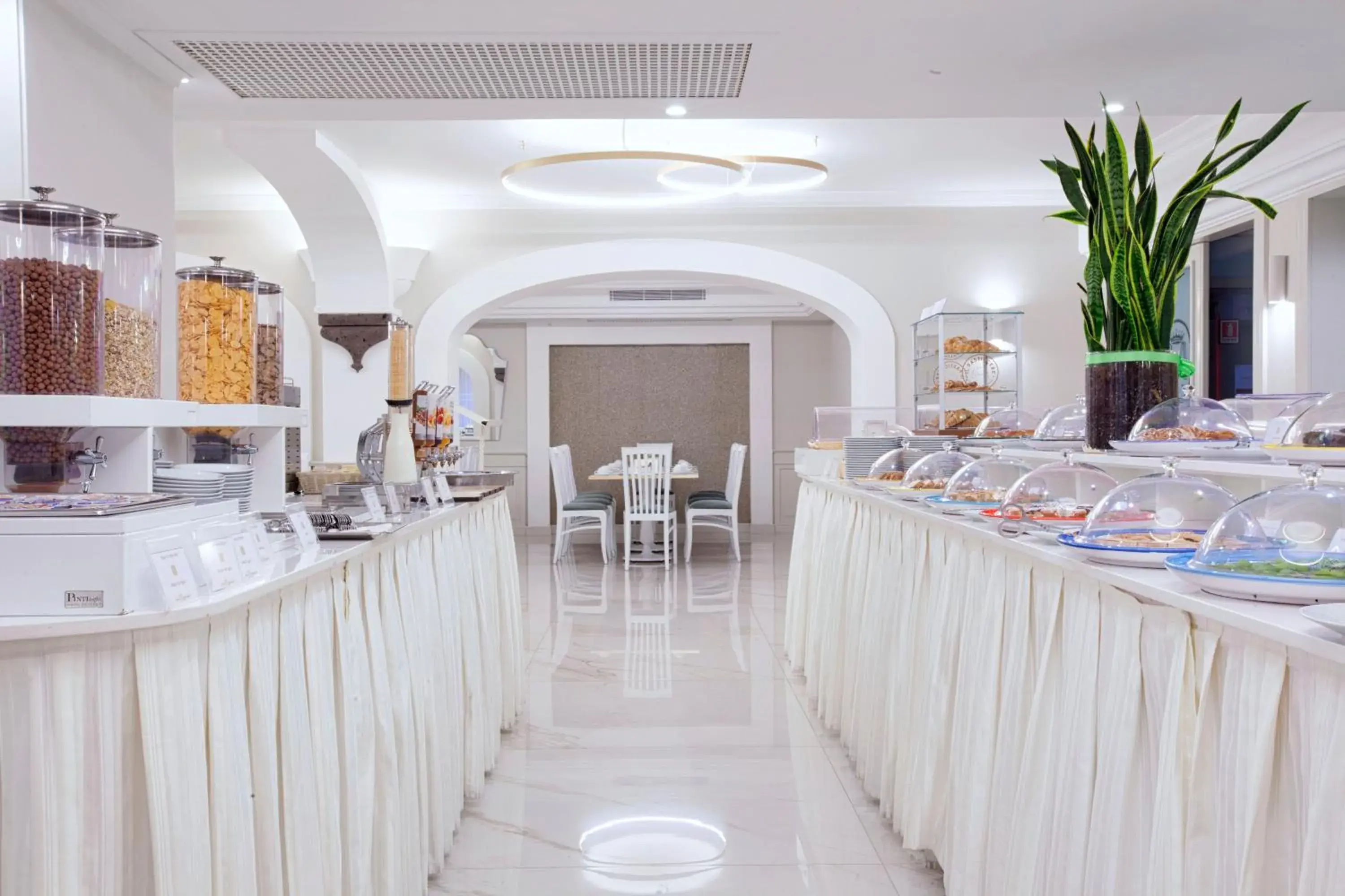 Restaurant/places to eat in Hotel Michelangelo Restaurant/places to eat in Hotel Michelangelo