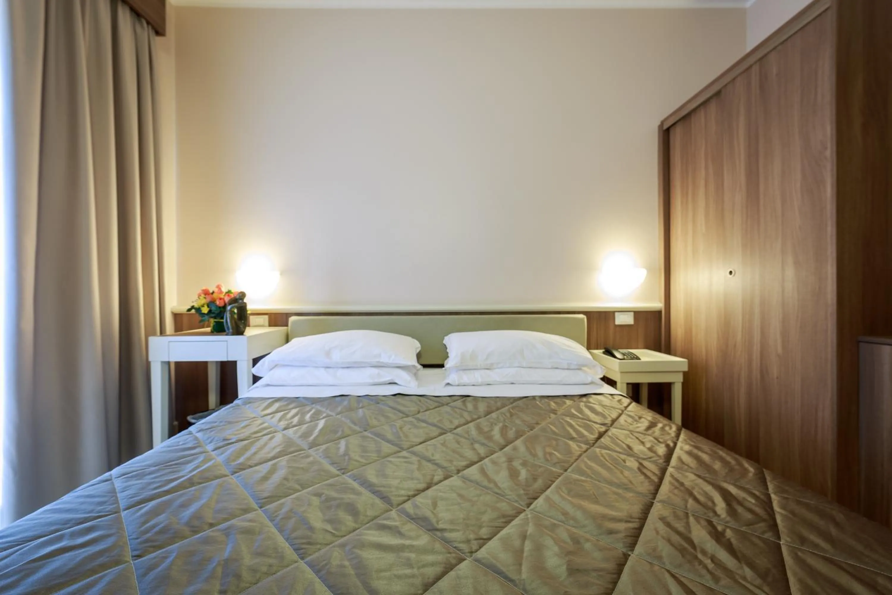 Bed in Hotel Mirasole International
