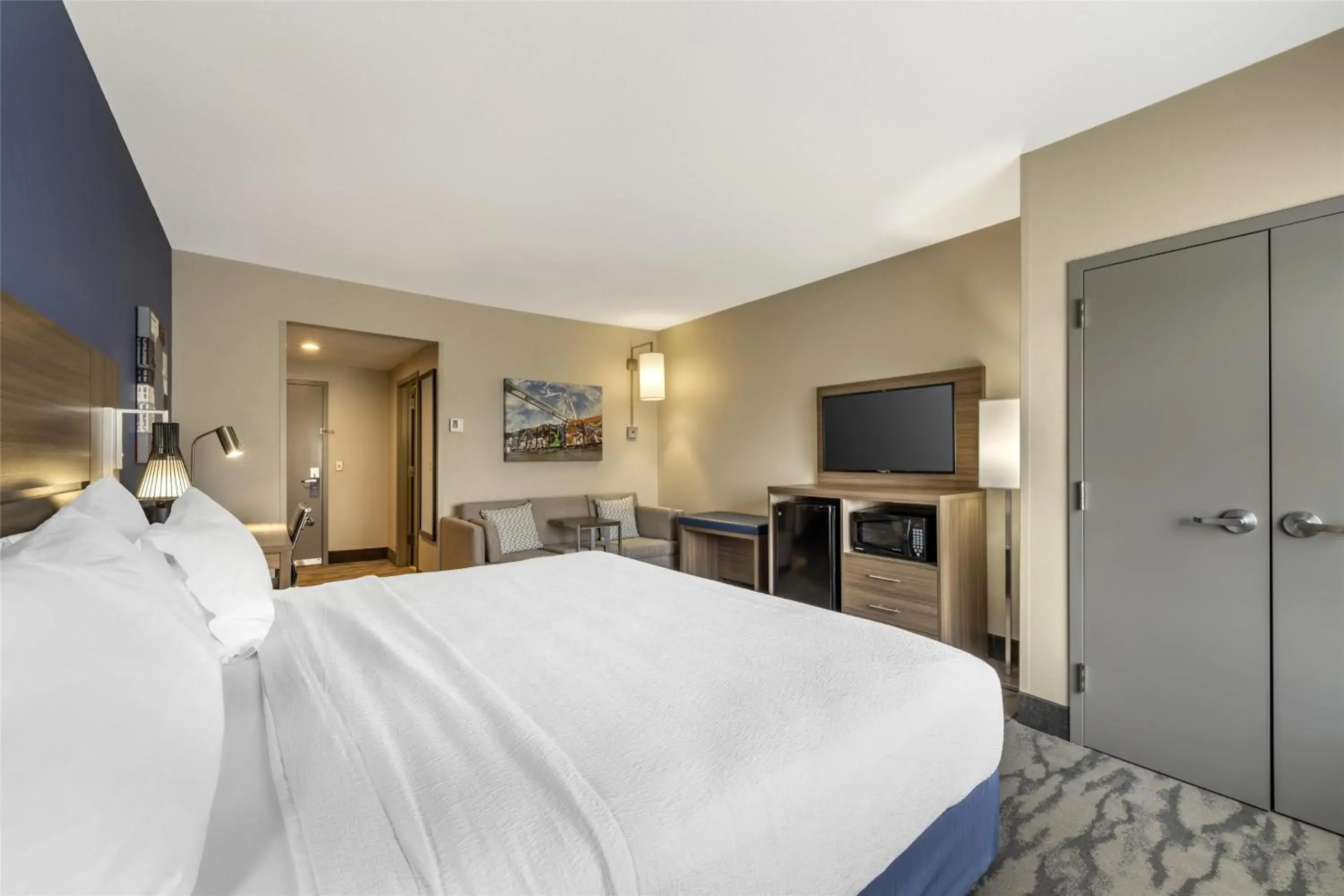 TV and multimedia, Bed in Best Western Plus Castlerock Inn & Suites TV and multimedia, Bed in Best Western Plus Castlerock Inn & Suites