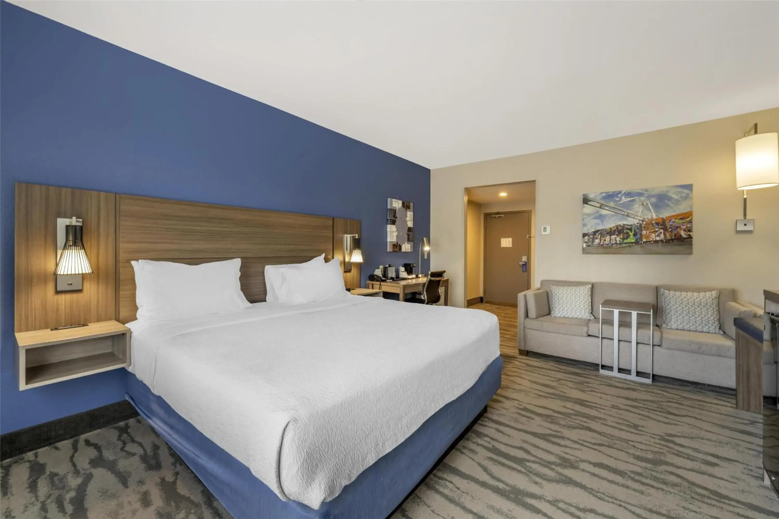 Coffee/tea facilities, Bed in Best Western Plus Castlerock Inn & Suites Coffee/tea facilities, Bed in Best Western Plus Castlerock Inn & Suites