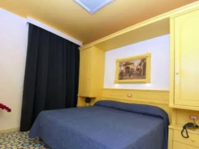 Bedroom, Bed in Hotel Astoria Sorrento Bedroom, Bed in Hotel Astoria Sorrento