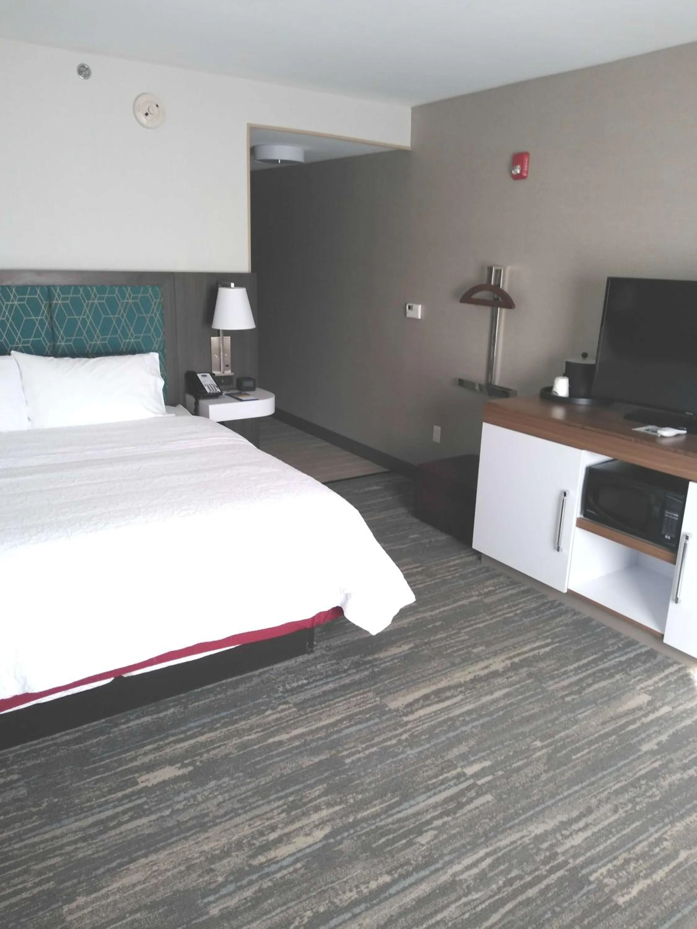 Bedroom, Bed in Hampton Inn By Hilton Paramus