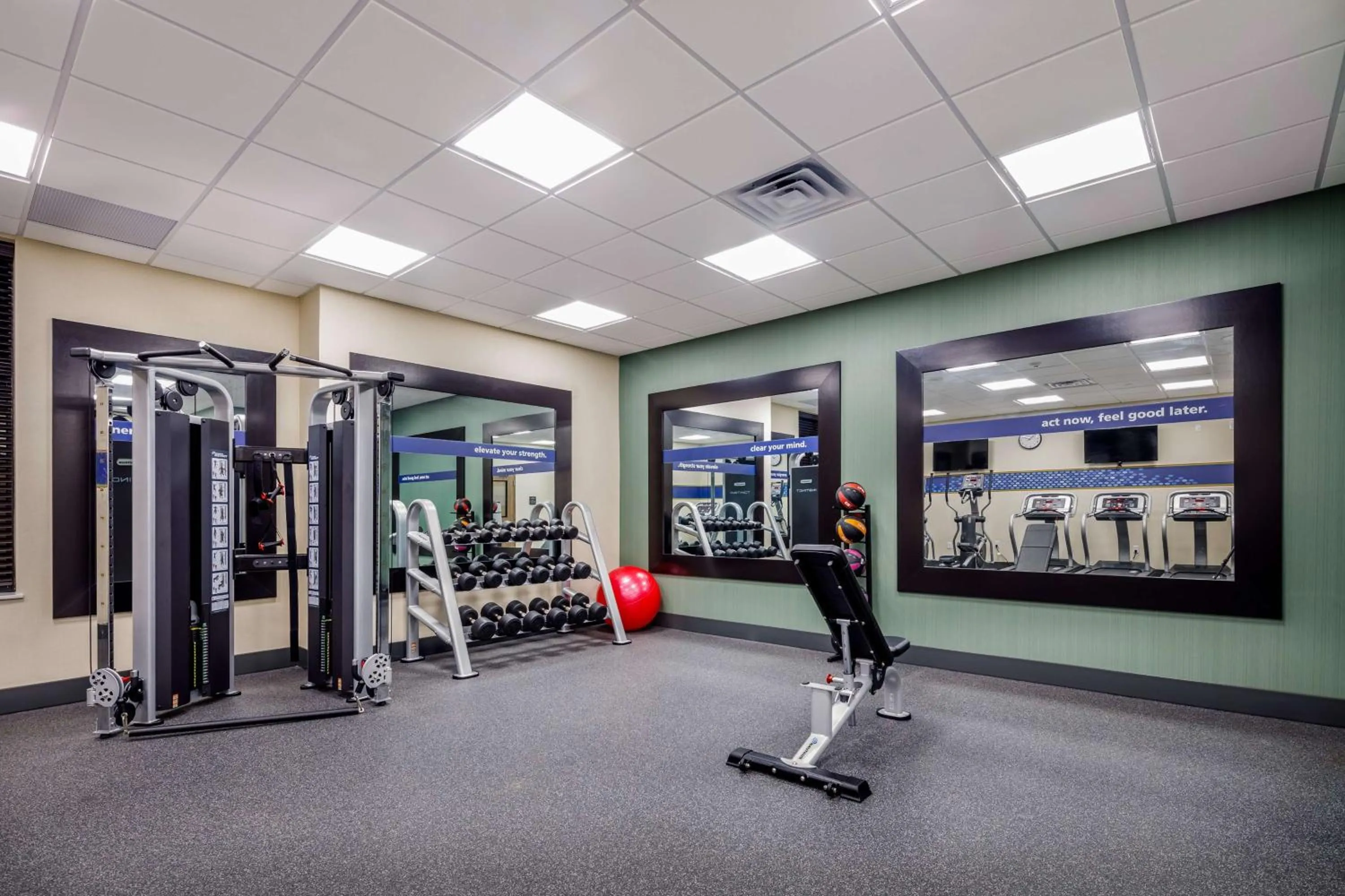 Fitness centre/facilities in Hampton Inn By Hilton Paramus
