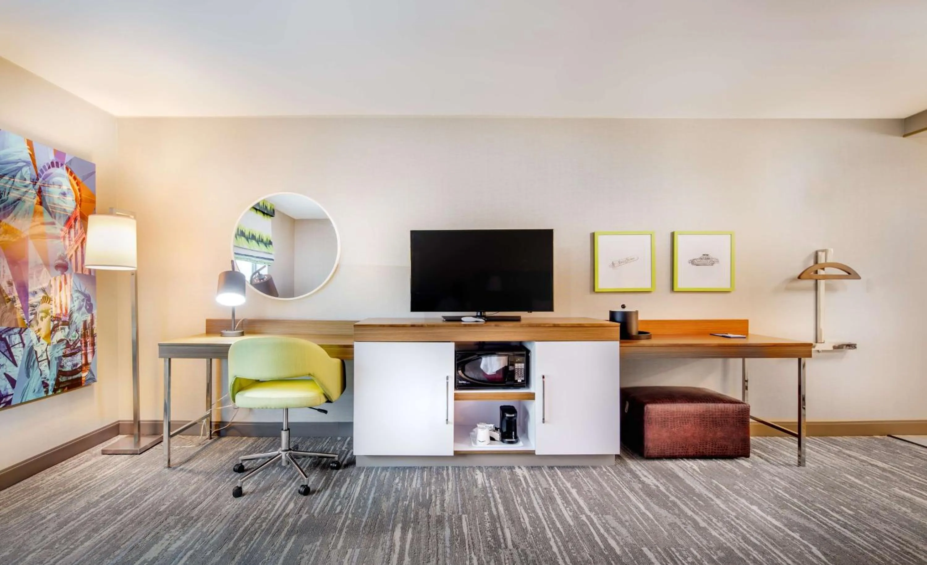 Bedroom in Hampton Inn By Hilton Paramus