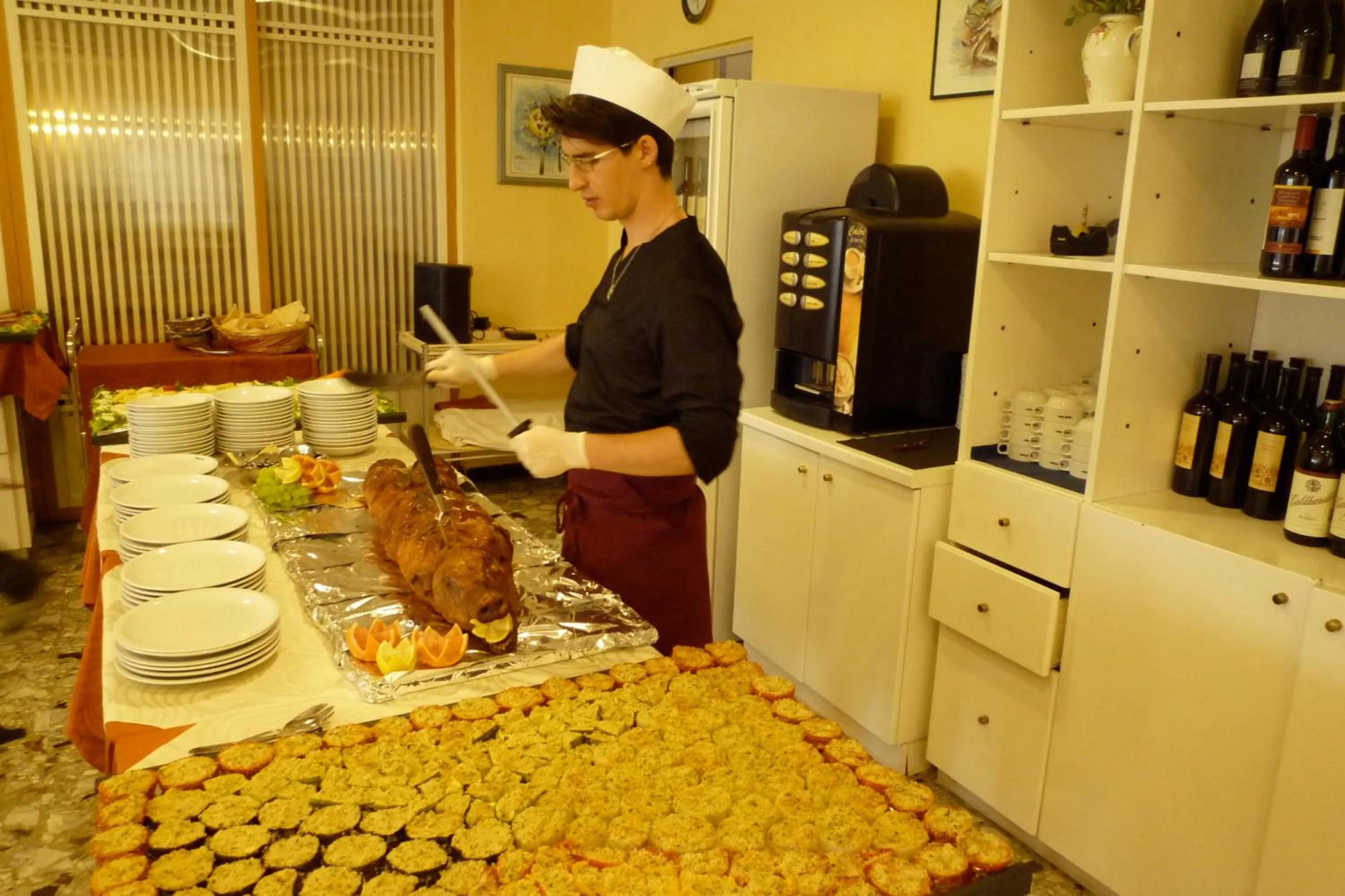 Restaurant/places to eat in Hotel Sara