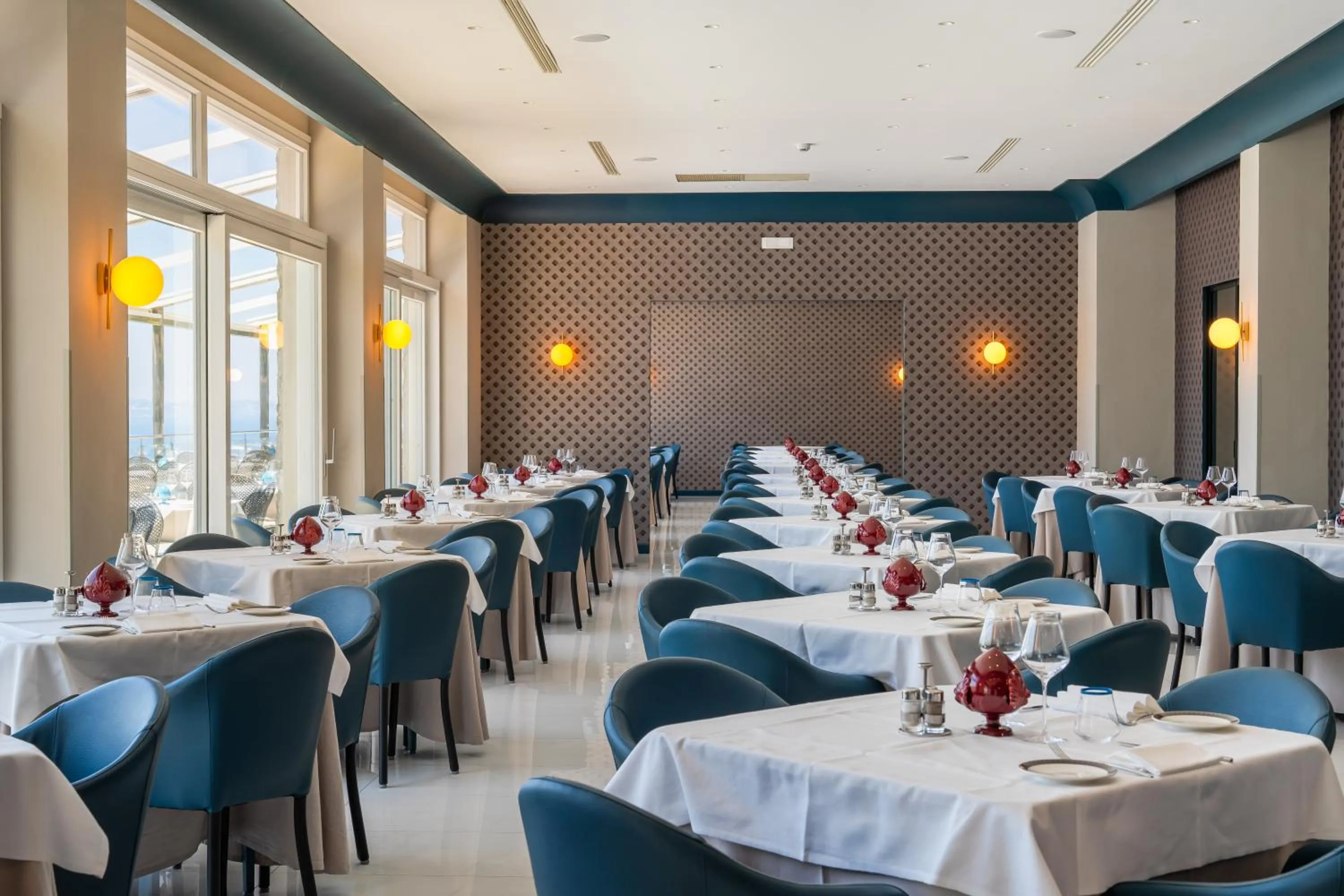 Restaurant/places to eat in Hotel Mary