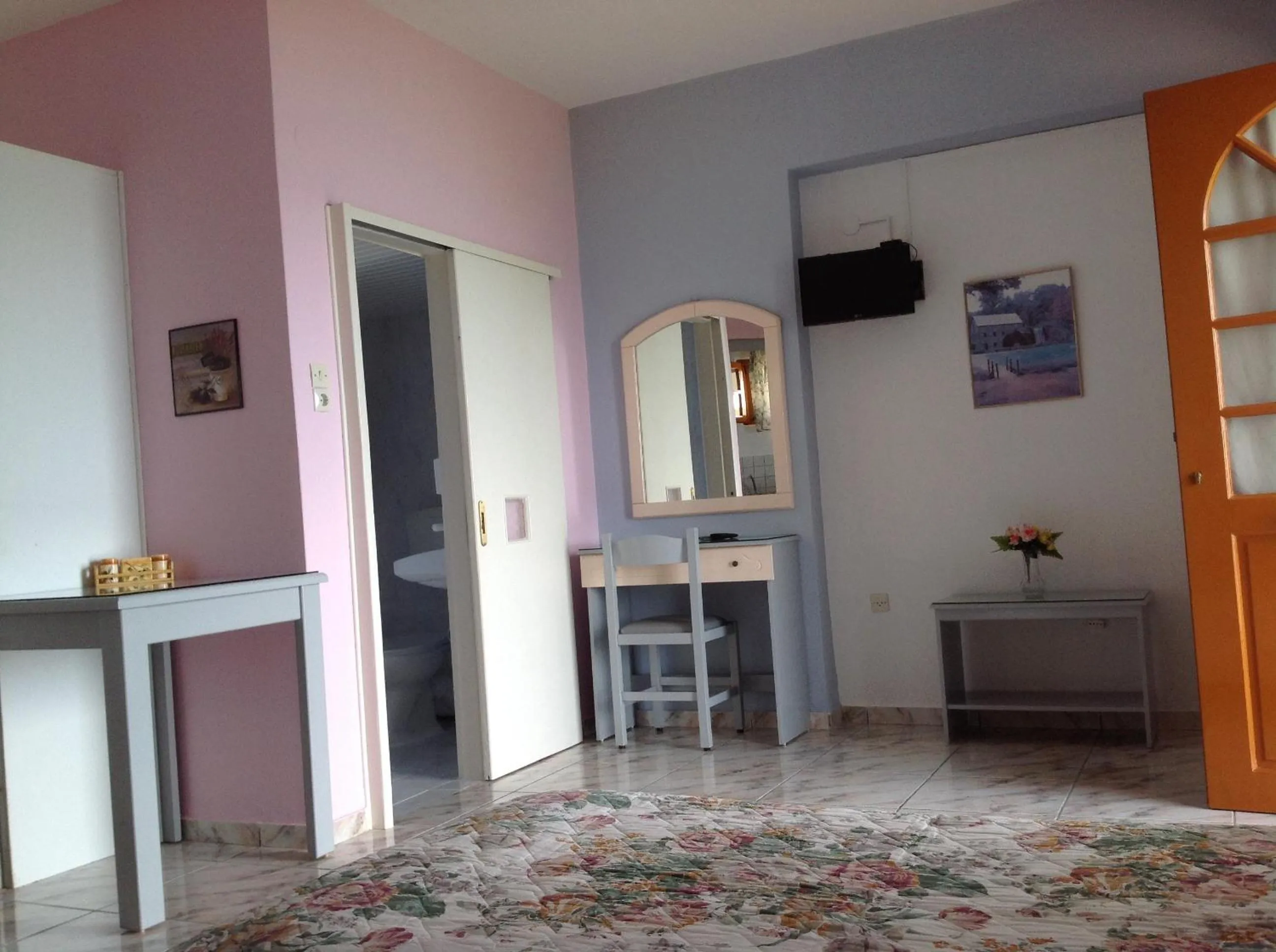 Photo of the whole room in Travlos Studios