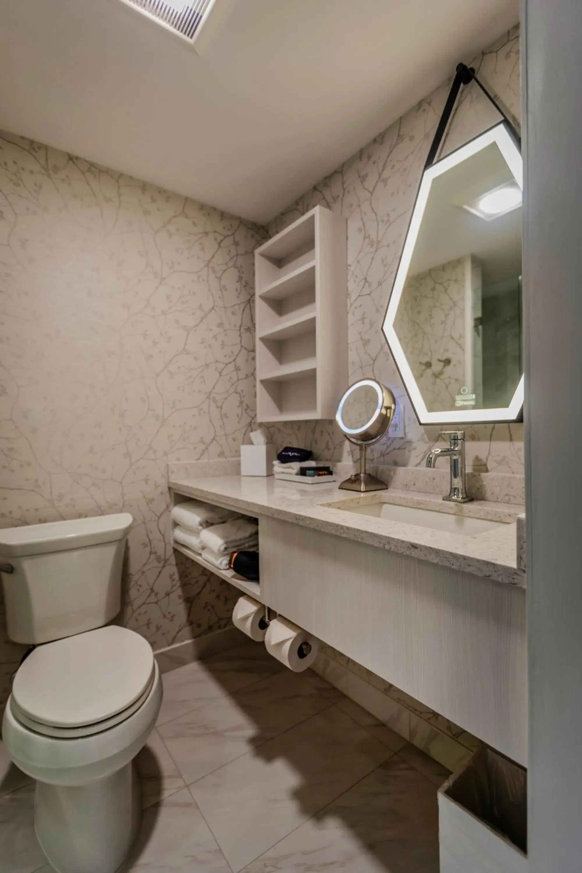 Bathroom in Old Orchard Inn Bathroom in Old Orchard Inn