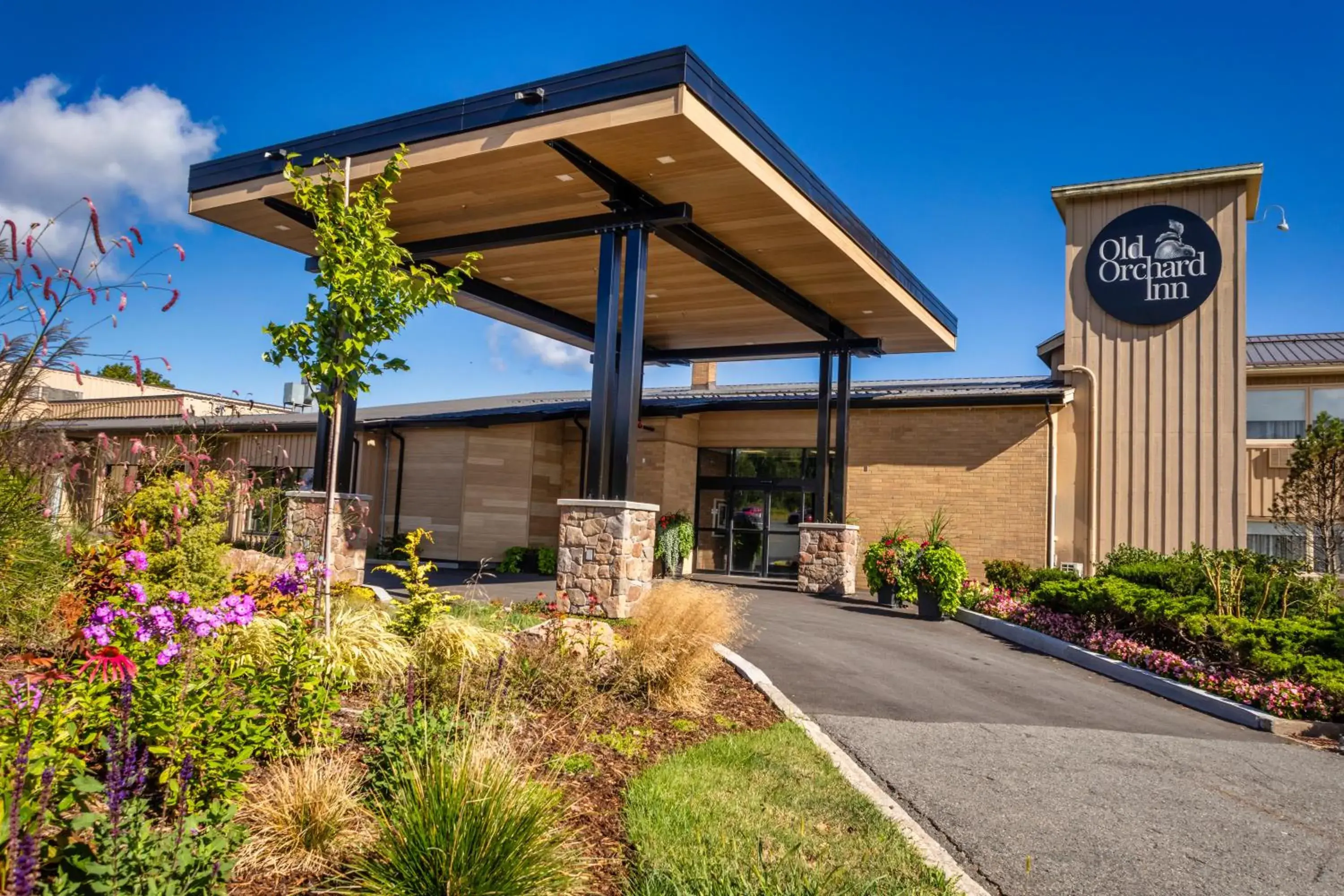 Facade/entrance in Old Orchard Inn Facade/entrance in Old Orchard Inn