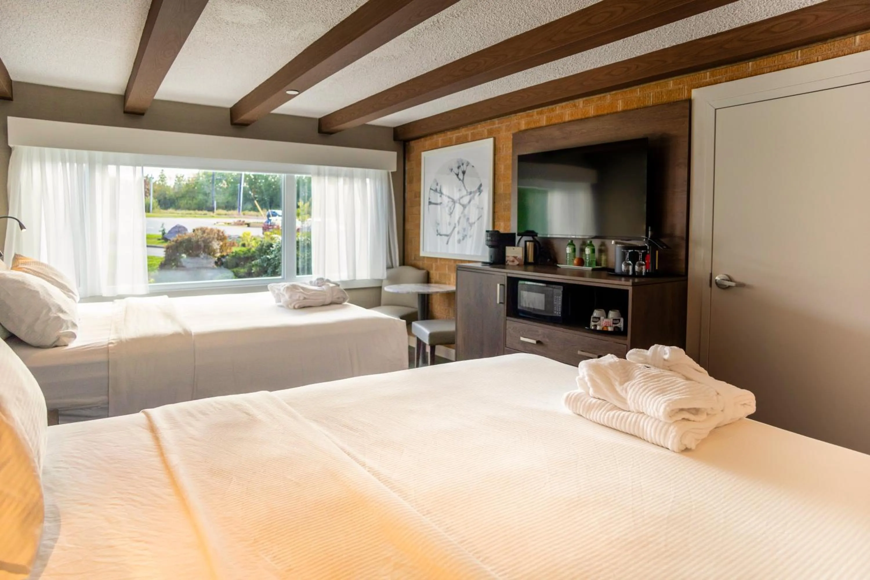 Photo of the whole room, Bed in Old Orchard Inn