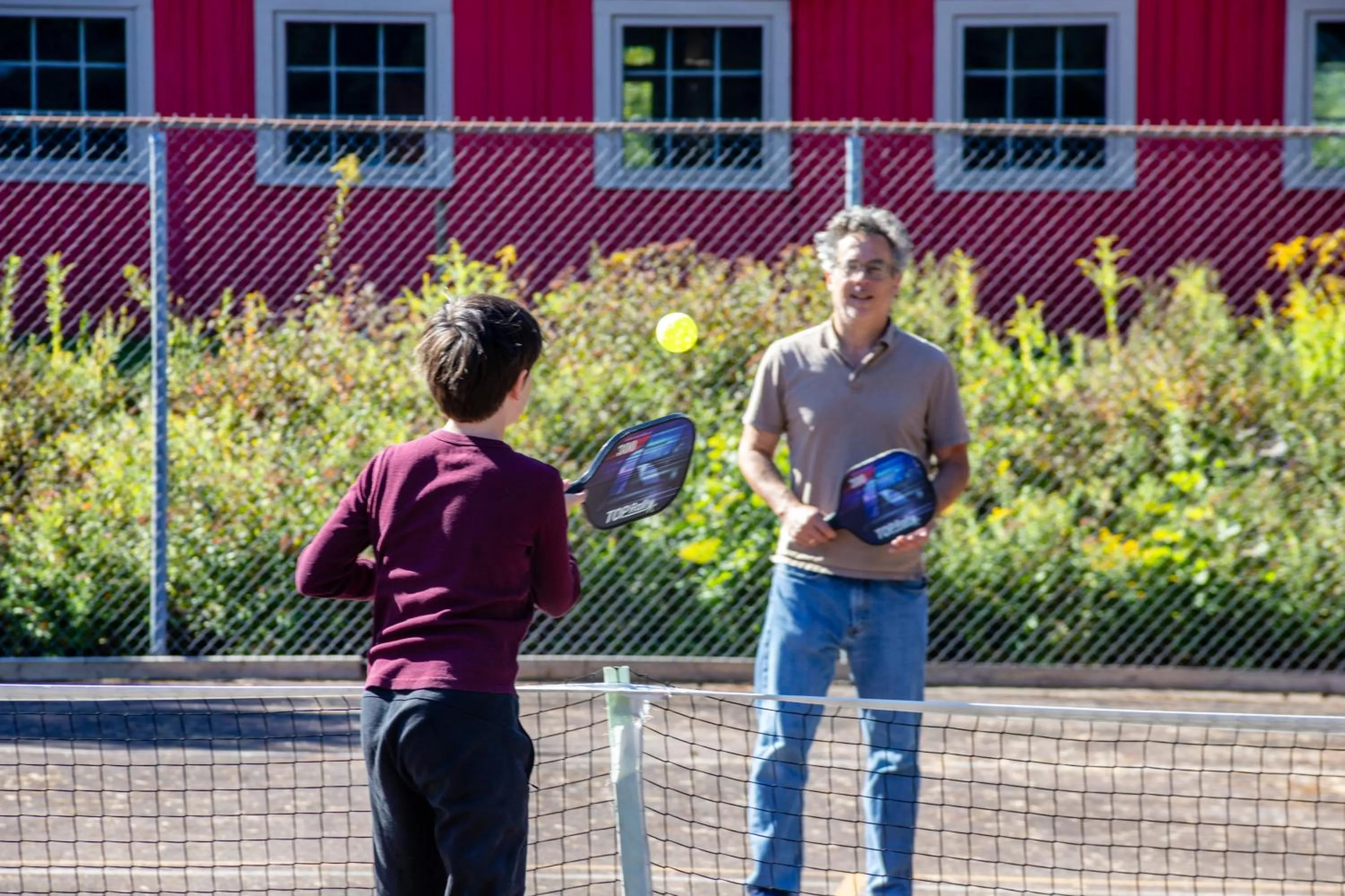 Tennis court in Old Orchard Inn