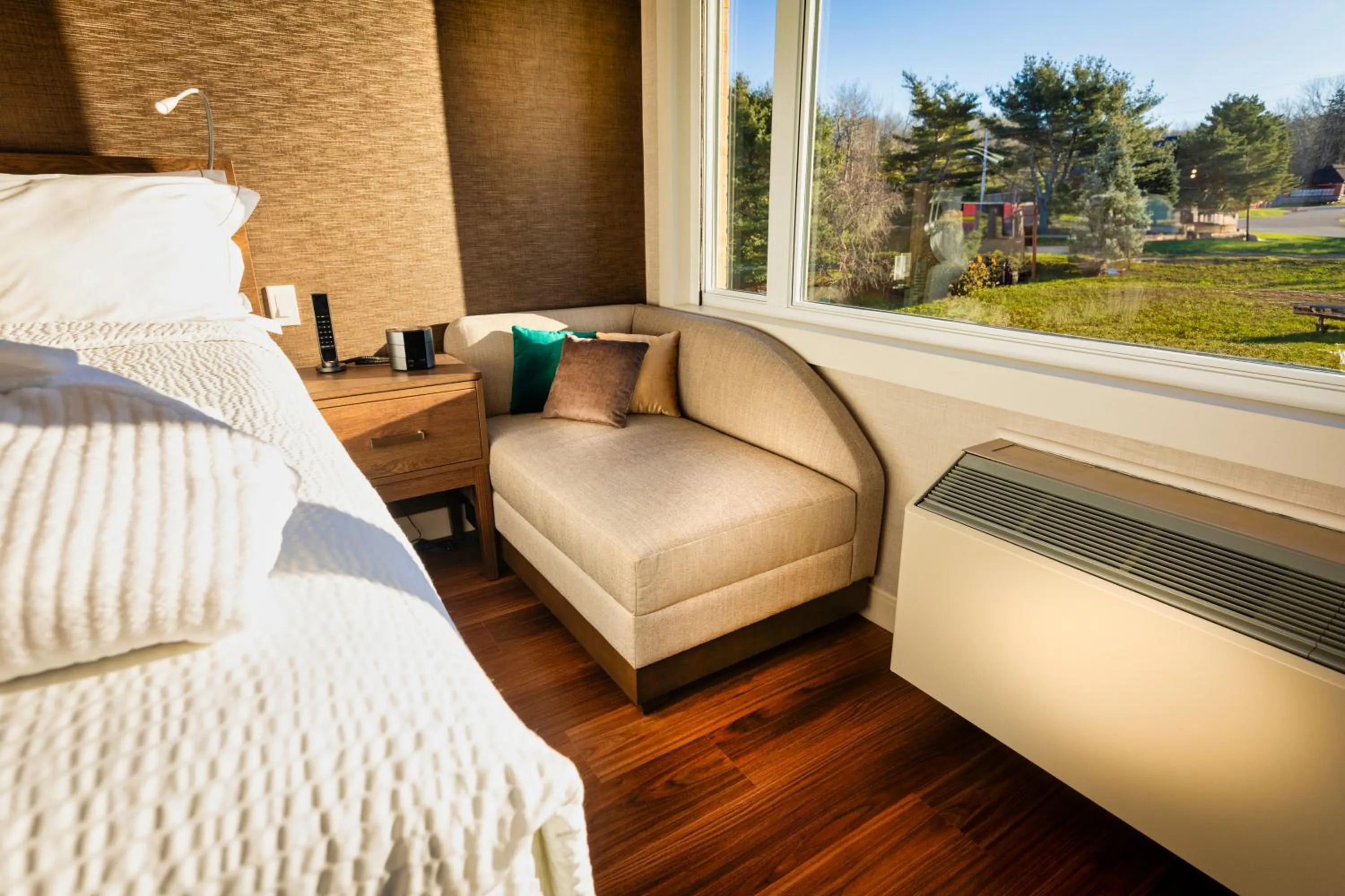 Seating area, Bed in Old Orchard Inn