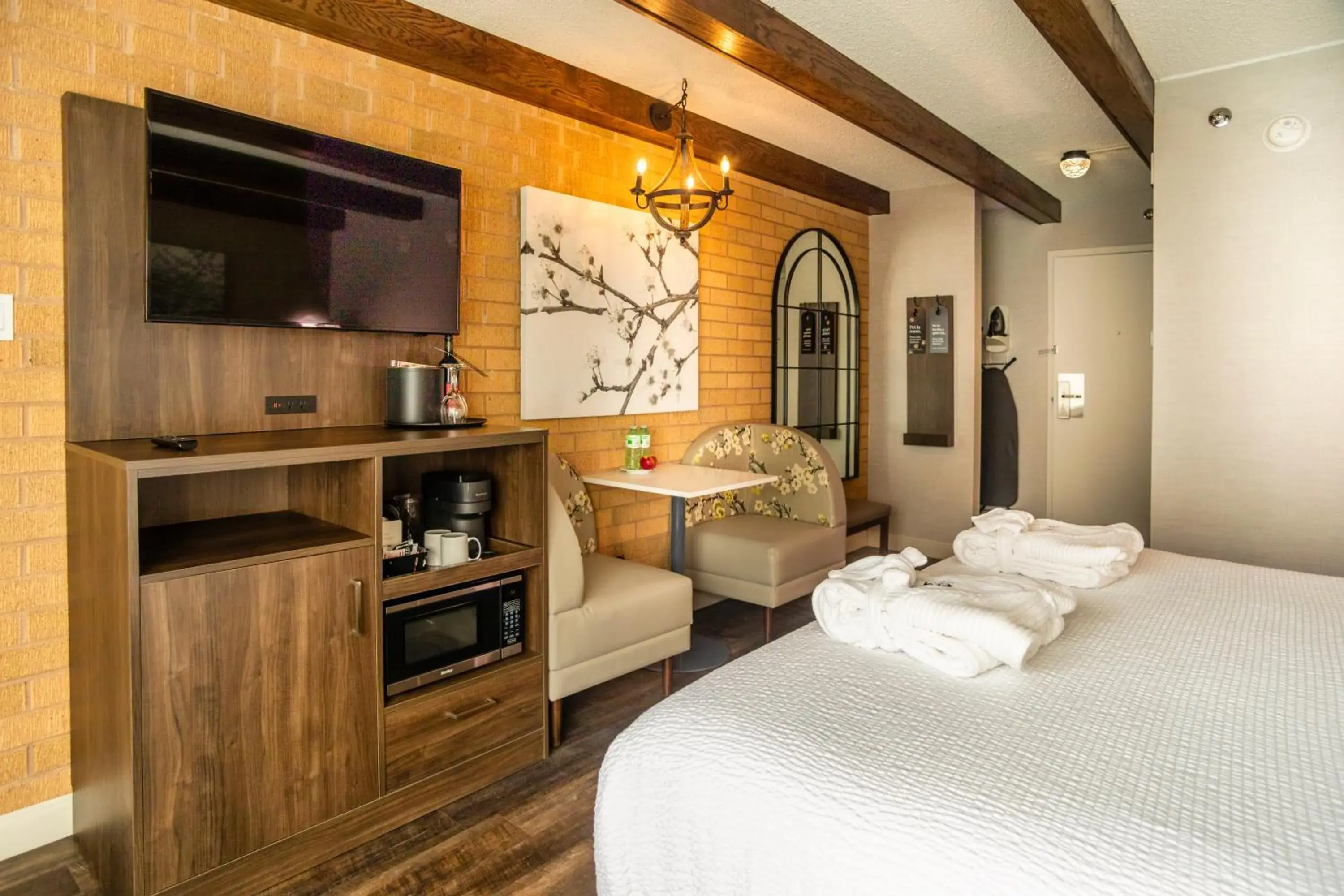 Bed in Old Orchard Inn Bed in Old Orchard Inn