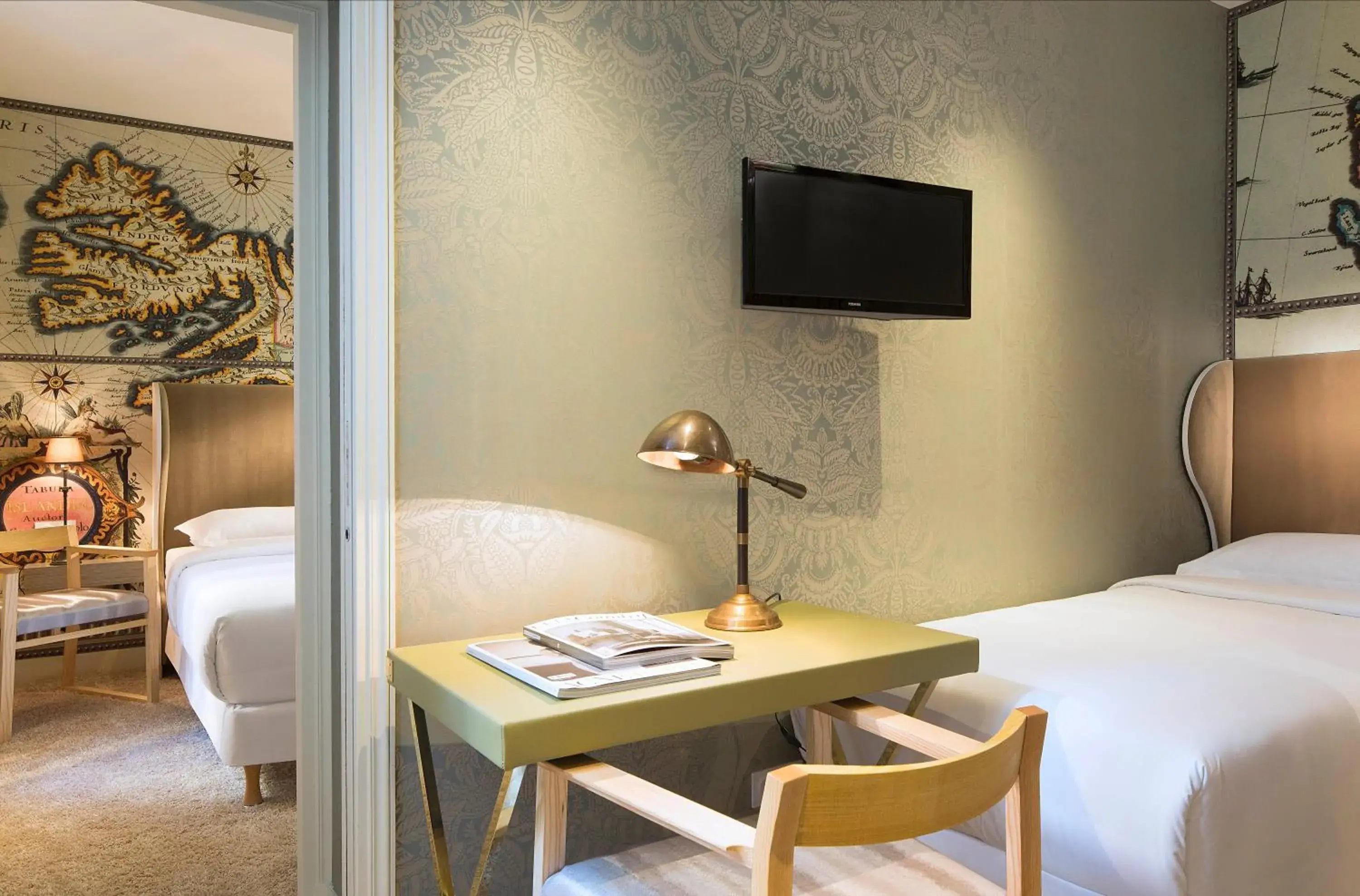 TV and multimedia, Bed in Hôtel du Continent TV and multimedia, Bed in Hôtel du Continent