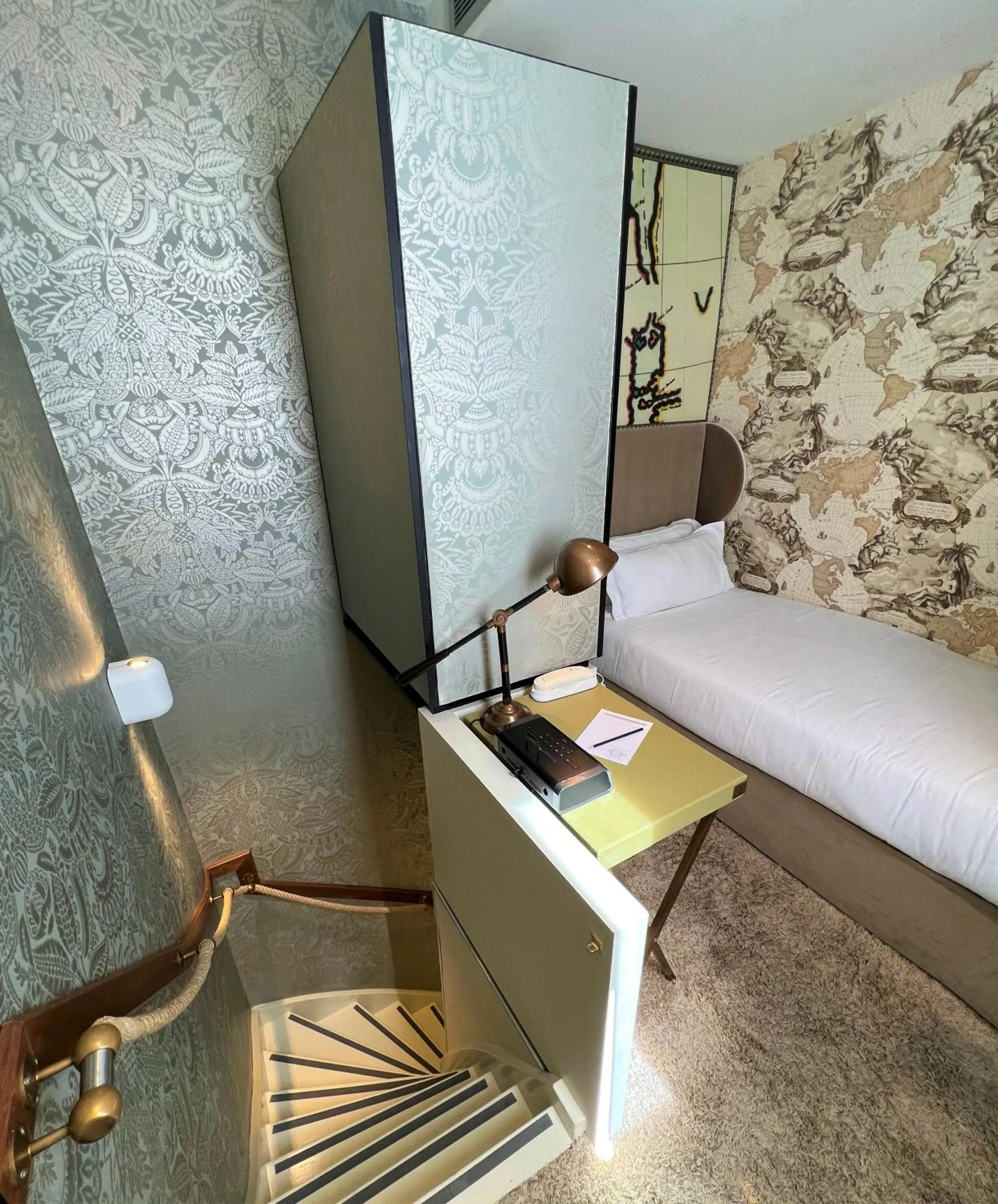 Bedroom, Bed in Hôtel du Continent