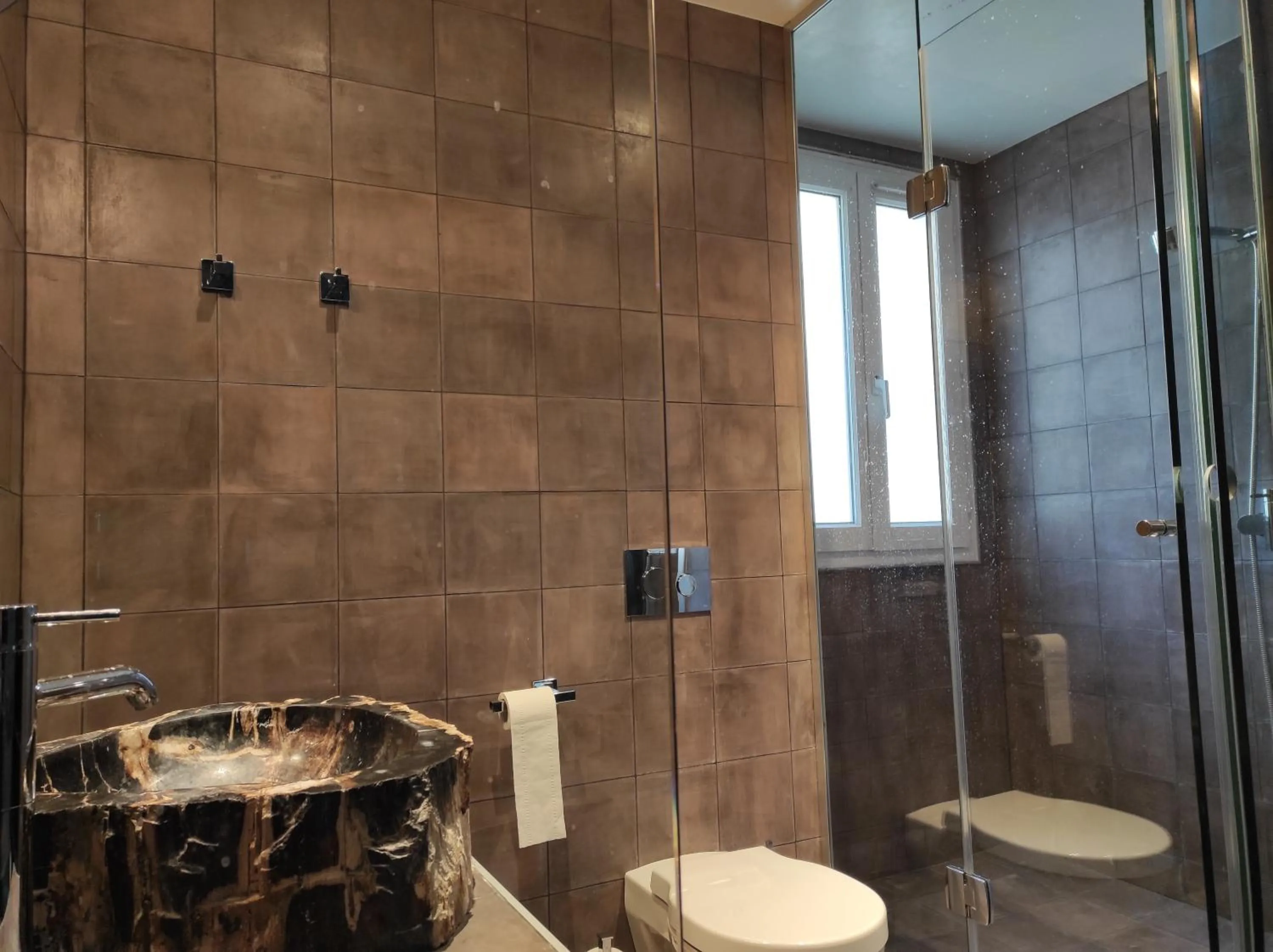 Shower in Hôtel du Continent