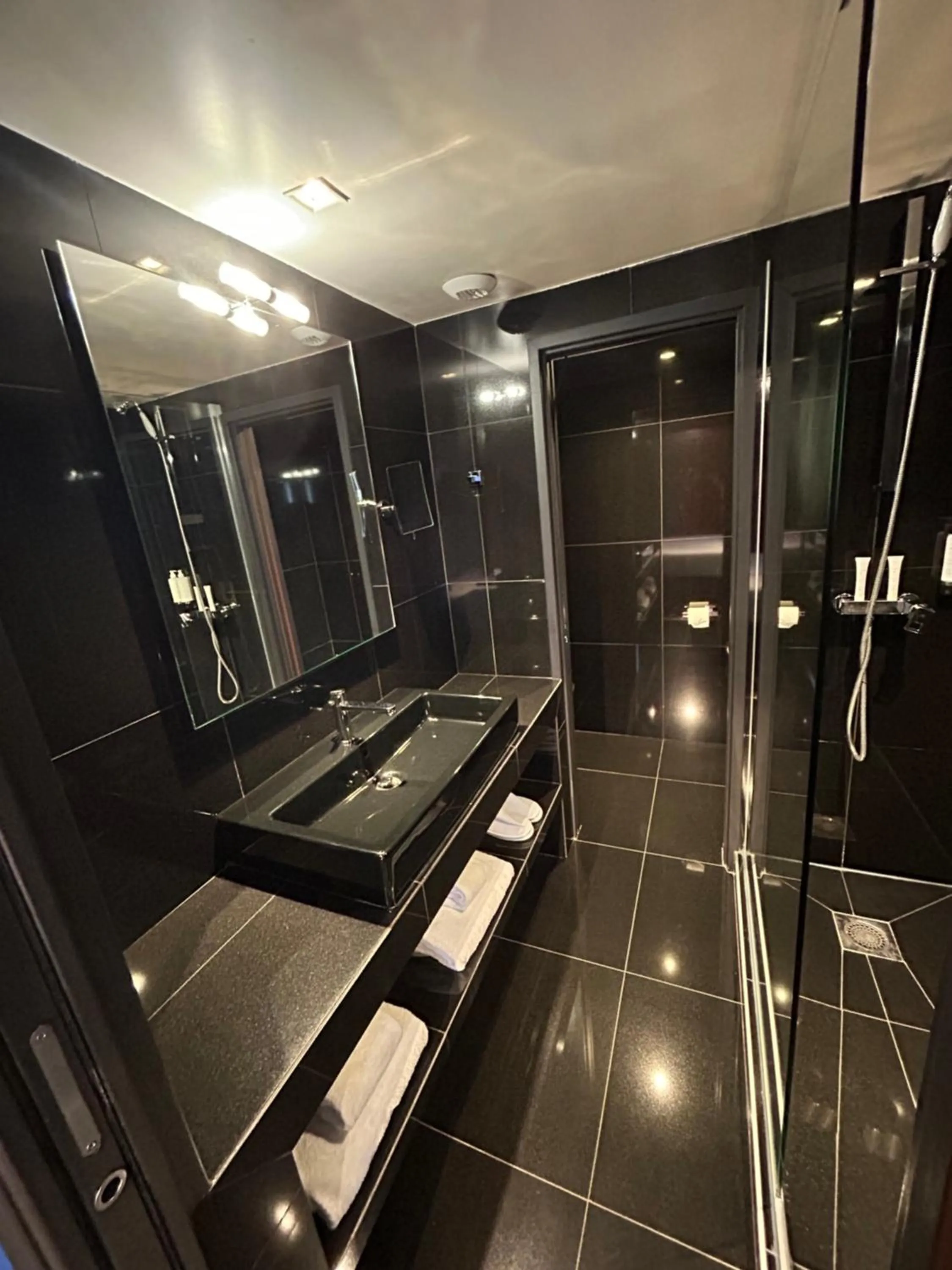 Bathroom in Hôtel du Continent